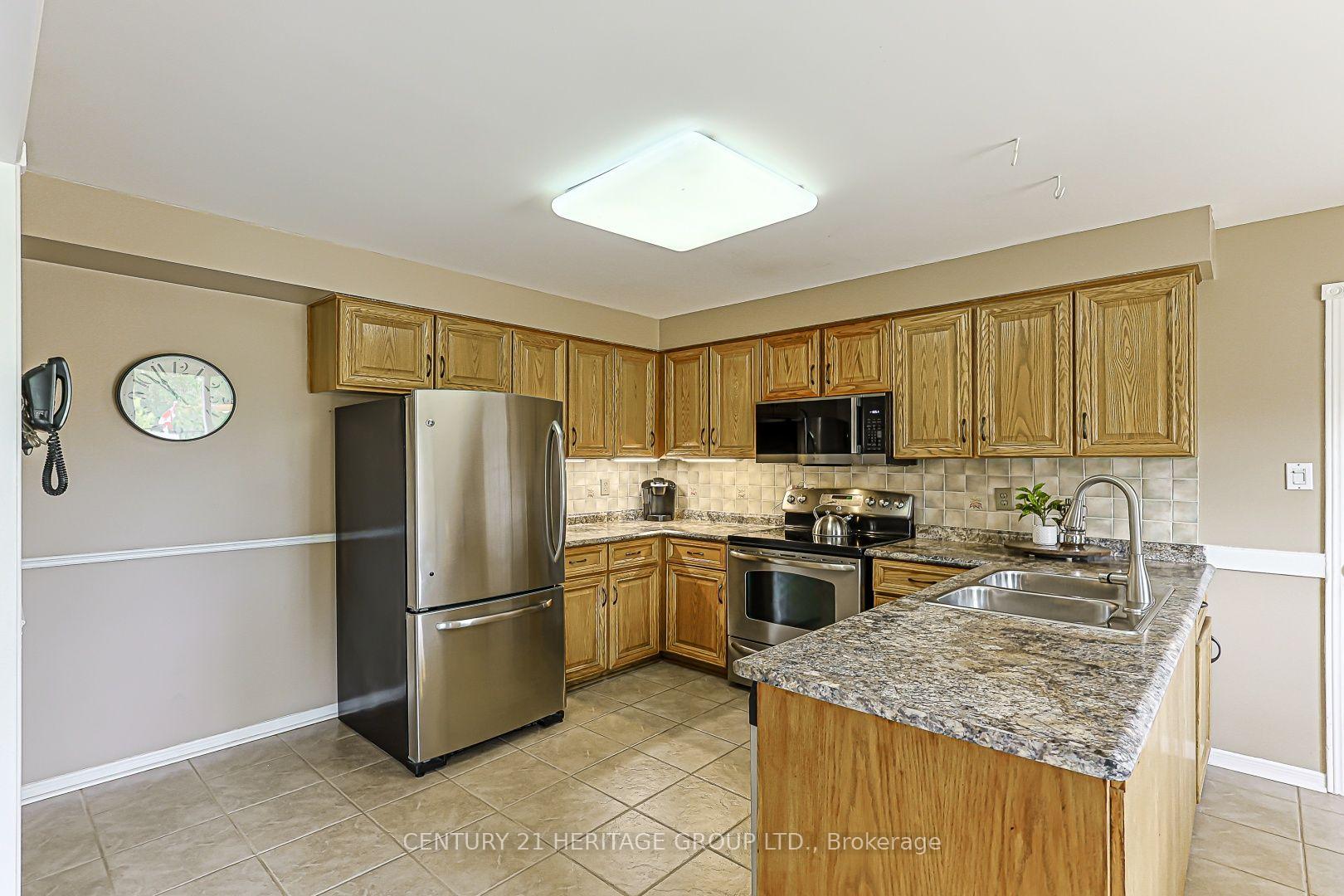 Photo 9 of 20 Simmons Crescent, Aurora, Aurora Highlands — HOMEH