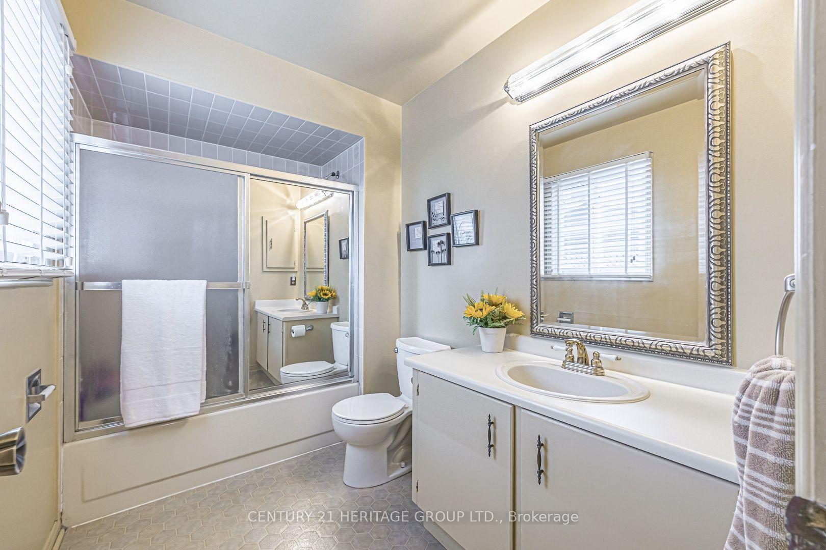 Photo 13 of 20 Simmons Crescent, Aurora, Aurora Highlands — HOMEH