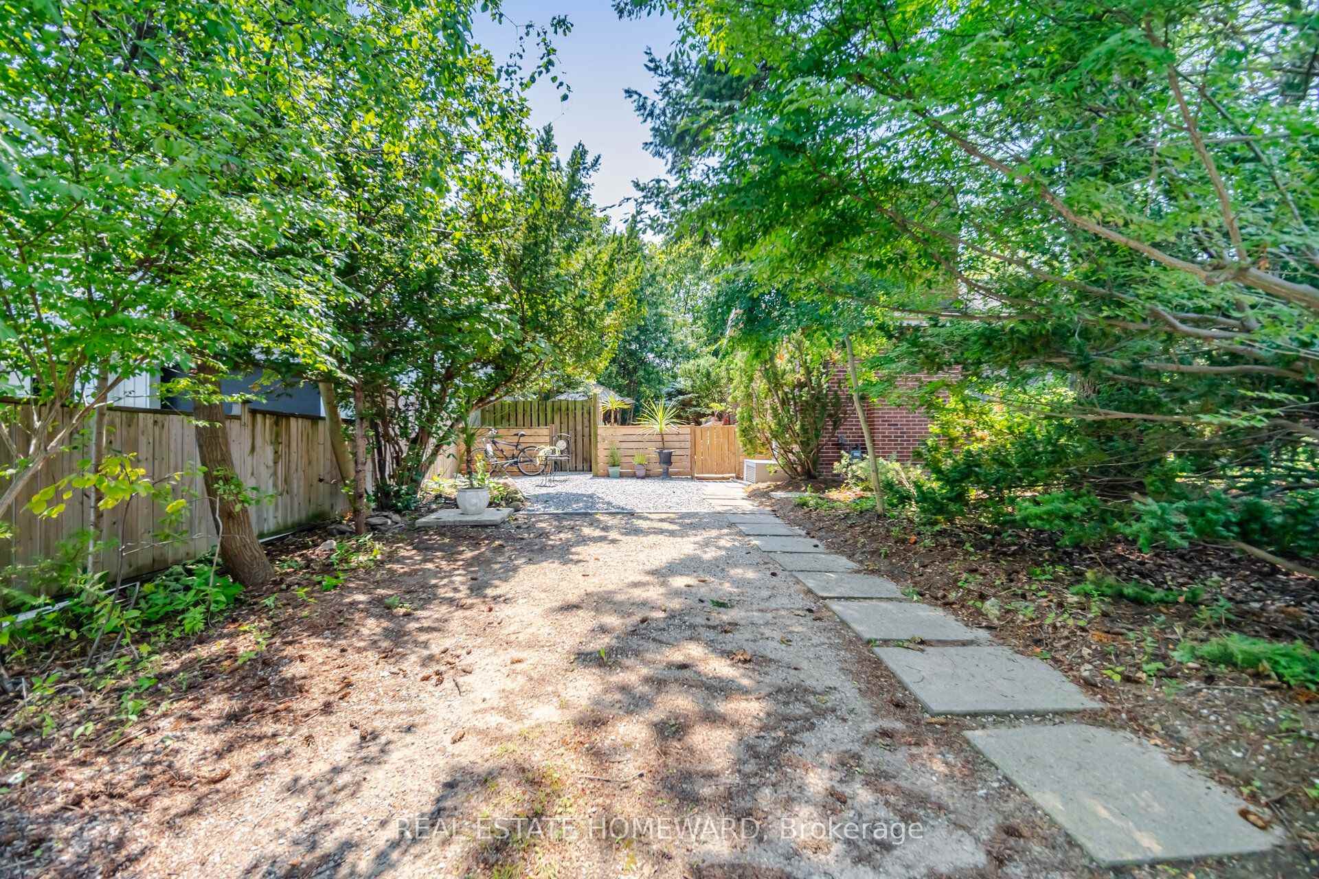 Photo 7 of 3 Shadwell Place, North York, Banbury-Don Mills — HOMEH