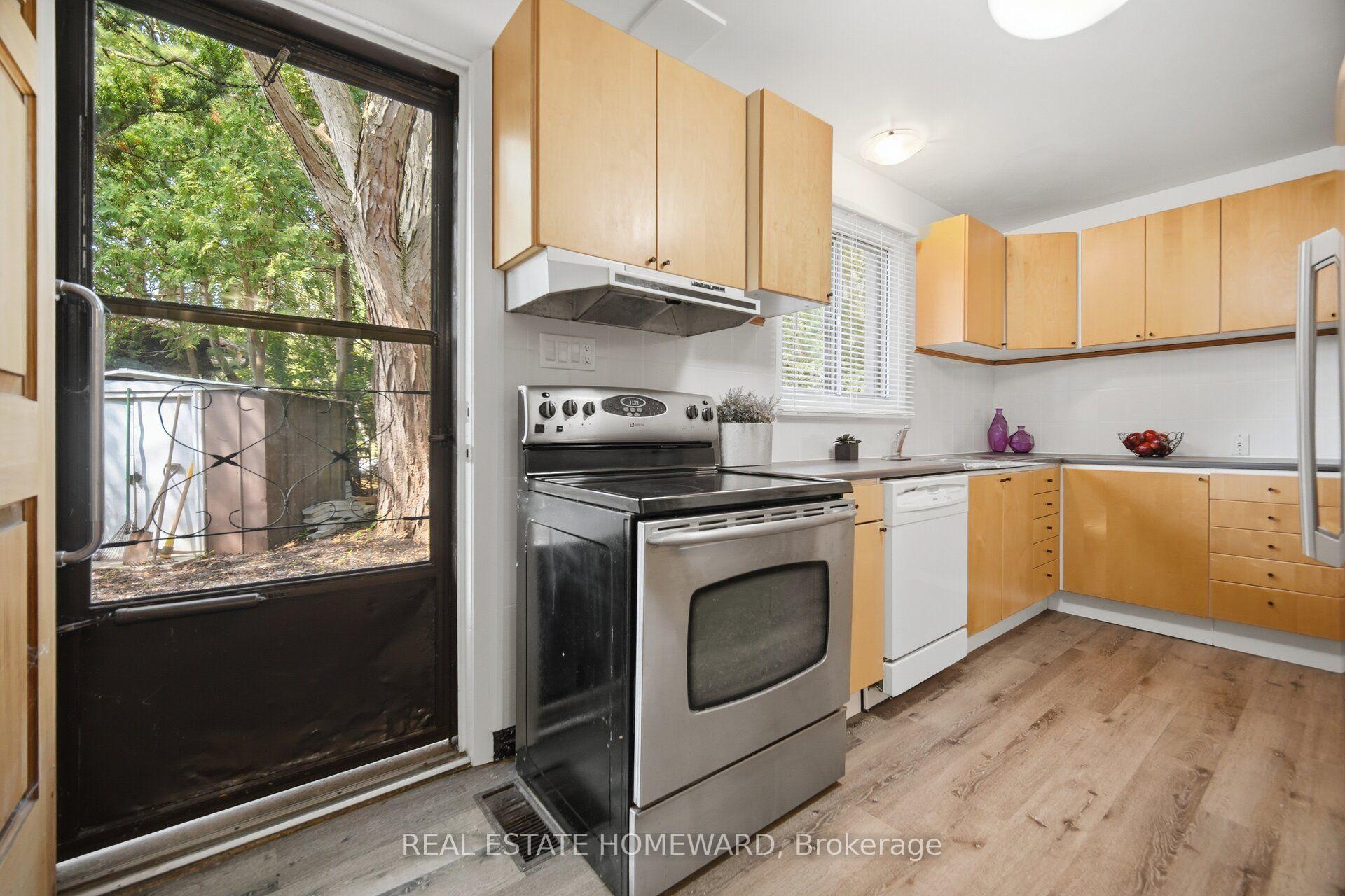 Photo 16 of 3 Shadwell Place, North York, Banbury-Don Mills — HOMEH