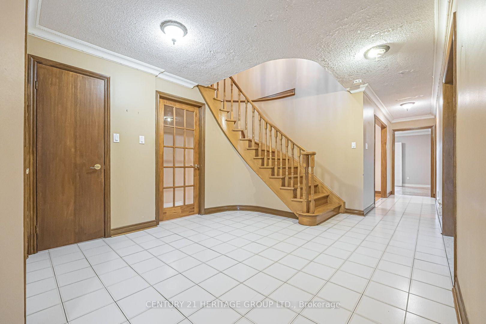 Photo 4 of 100 Adrianno Crescent, Vaughan, East Woodbridge — HOMEH