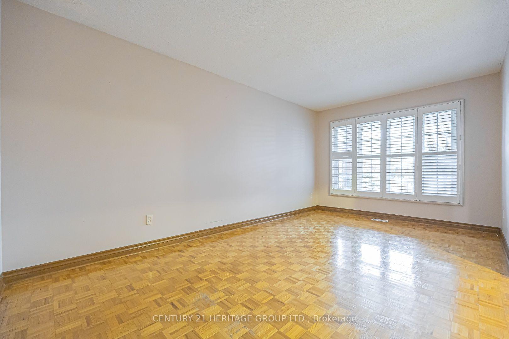 Photo 5 of 100 Adrianno Crescent, Vaughan, East Woodbridge — HOMEH