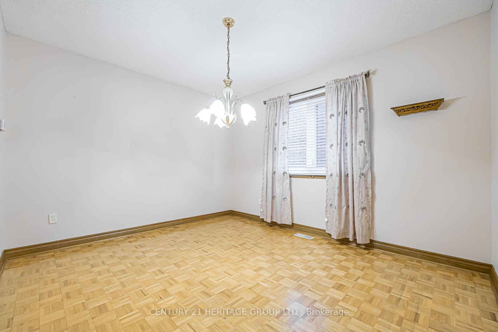Photo 7 of 100 Adrianno Crescent, Vaughan, East Woodbridge — HOMEH
