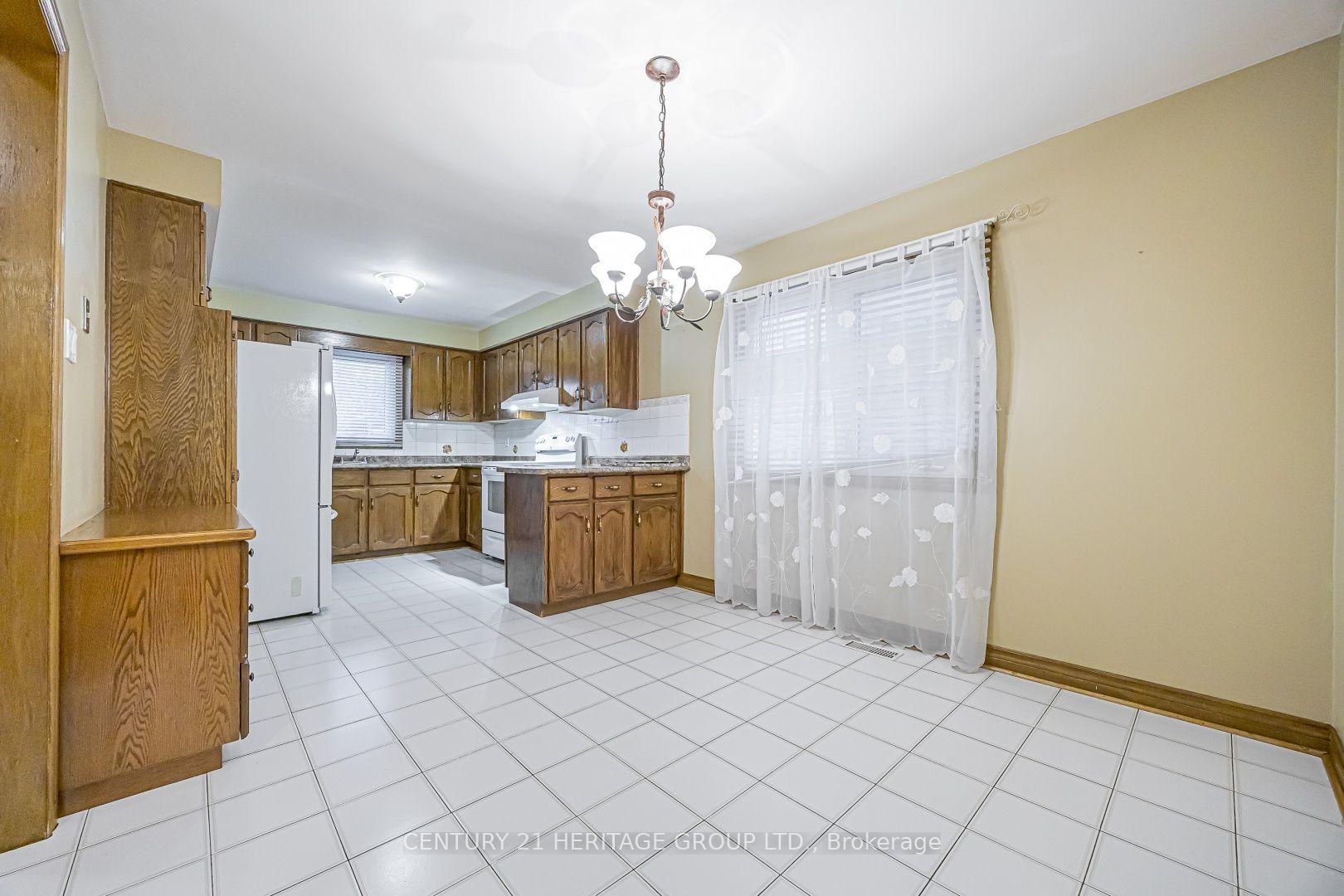 Photo 9 of 100 Adrianno Crescent, Vaughan, East Woodbridge — HOMEH