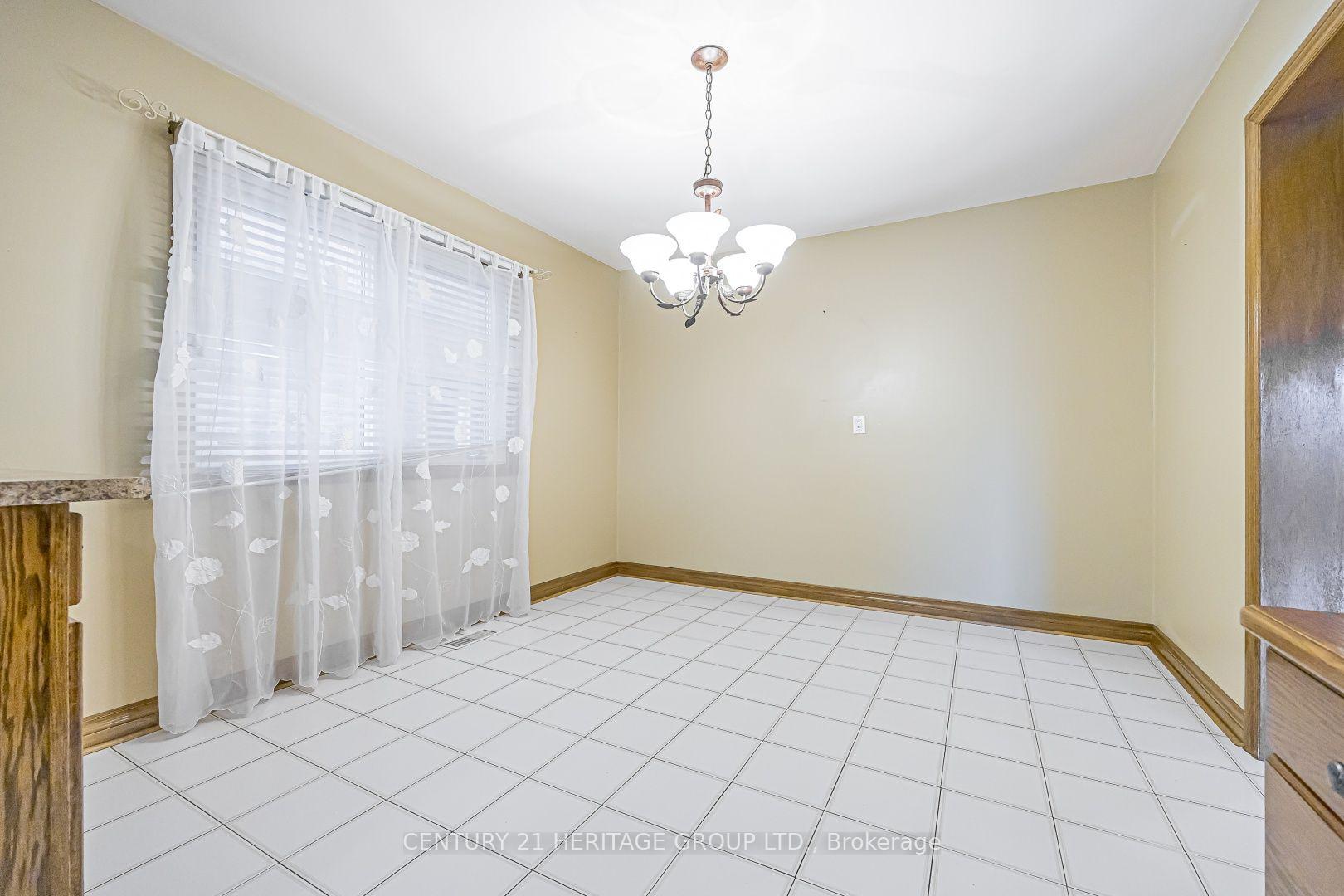 Photo 12 of 100 Adrianno Crescent, Vaughan, East Woodbridge — HOMEH