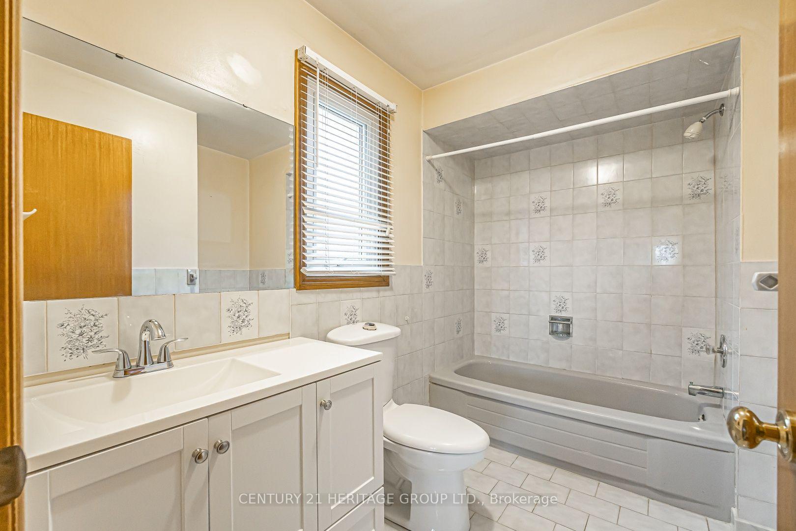 Photo 18 of 100 Adrianno Crescent, Vaughan, East Woodbridge — HOMEH