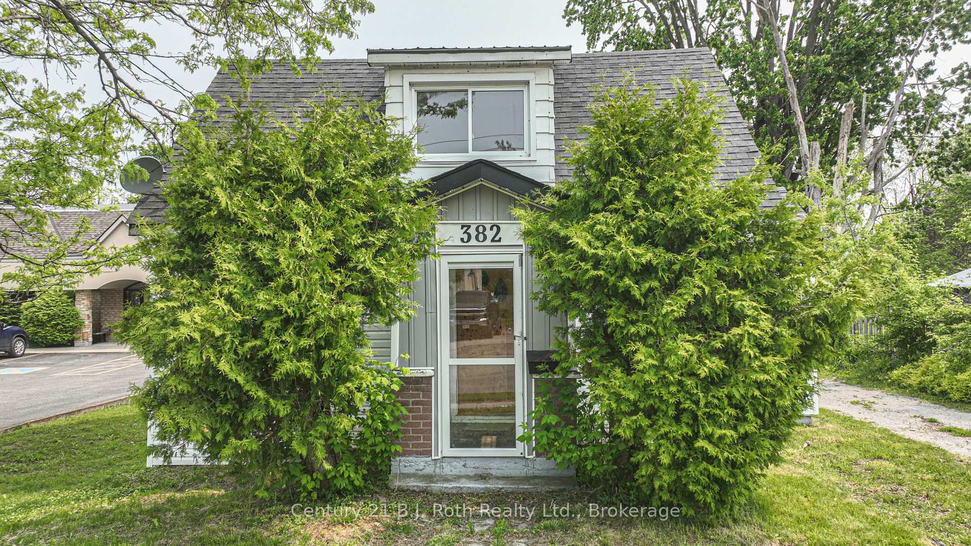 Photo of 382 West Street N