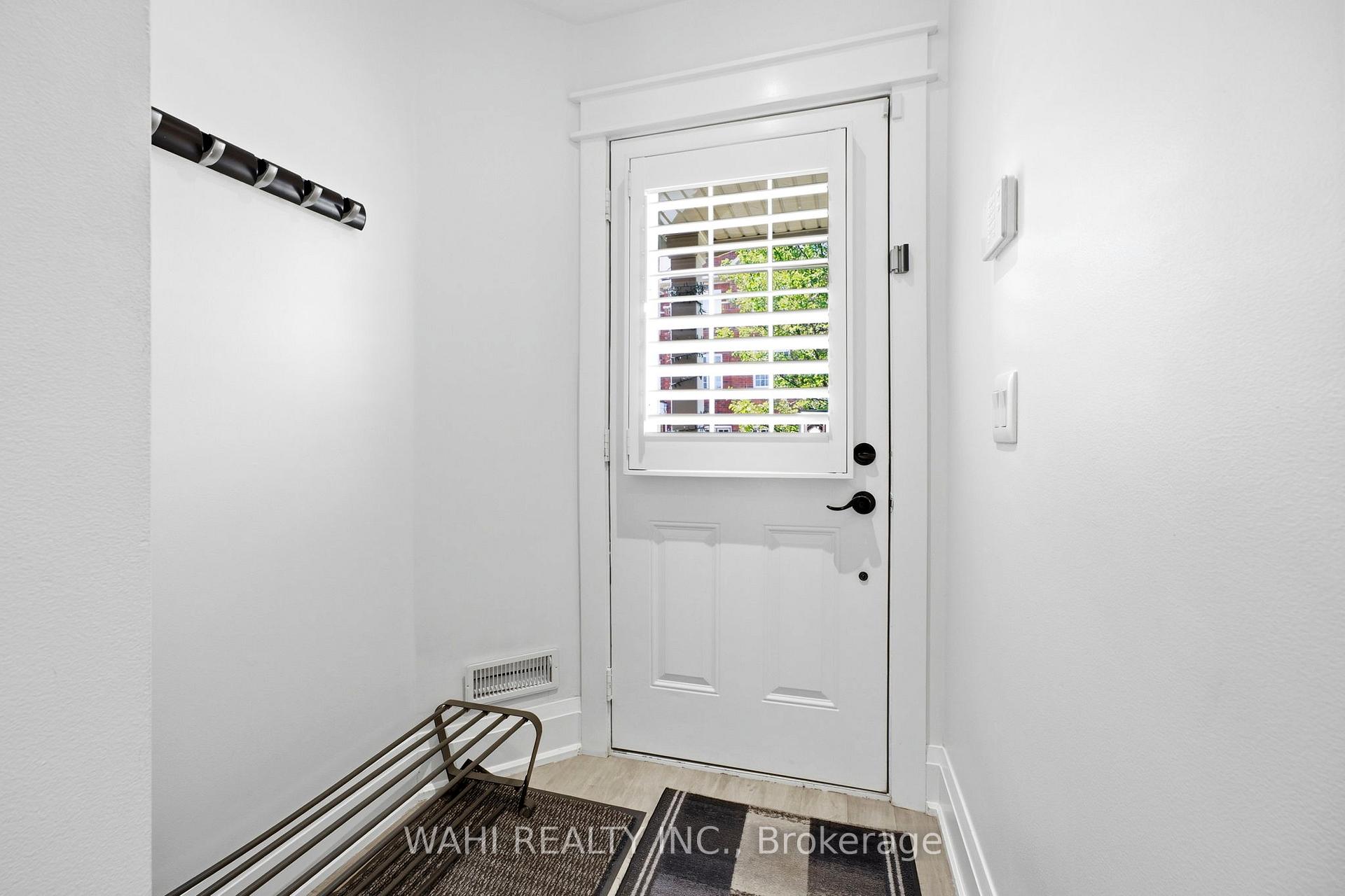 Photo 3 of 13 Rock Haven Lane, Brampton, Downtown Brampton — HOMEH