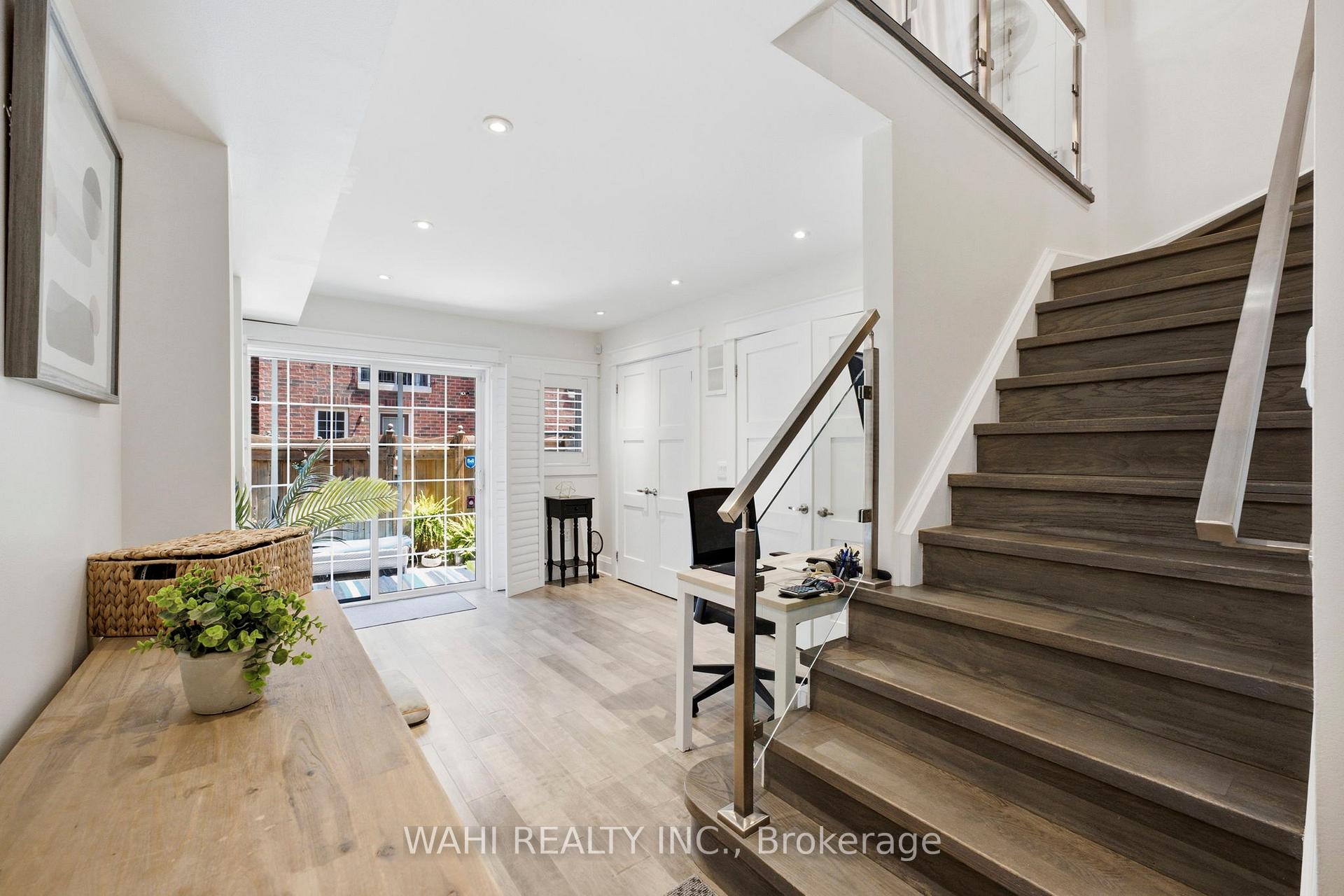 Photo 4 of 13 Rock Haven Lane, Brampton, Downtown Brampton — HOMEH