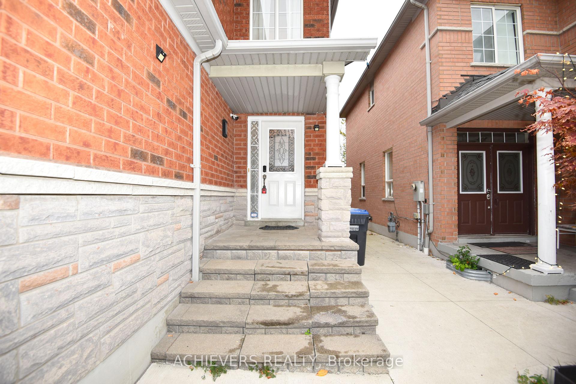 Photo 3 of 521 Navigator Drive, Mississauga, Meadowvale Village — HOMEH