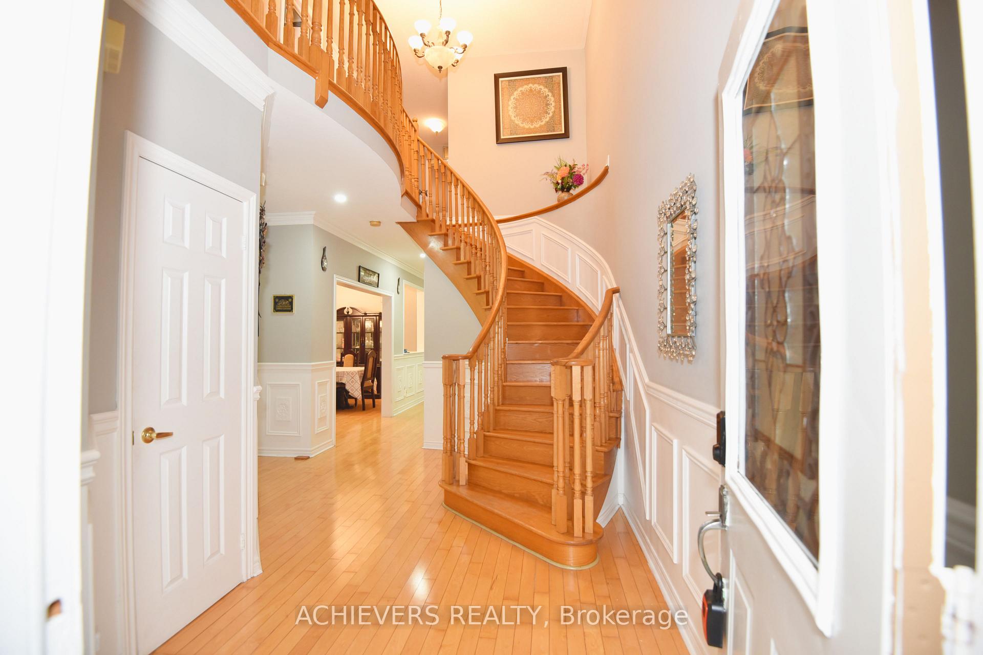 Photo 4 of 521 Navigator Drive, Mississauga, Meadowvale Village — HOMEH