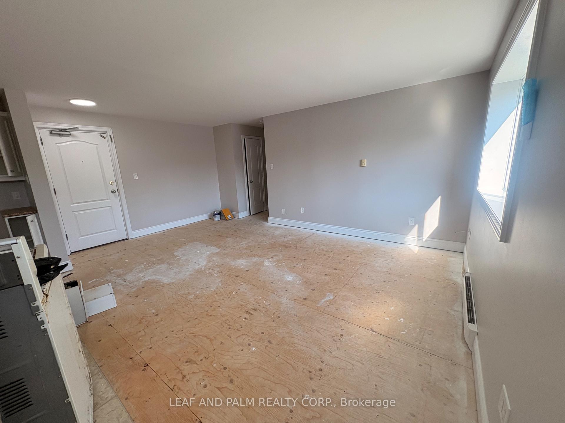 Photo 2 of Unit 8, 31 Huron Heights Drive, Newmarket, Huron Heights-Leslie Valley — HOMEH