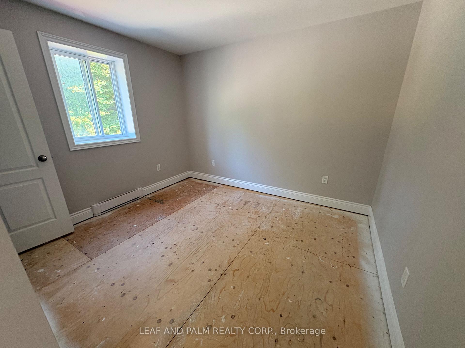 Photo 3 of Unit 8, 31 Huron Heights Drive, Newmarket, Huron Heights-Leslie Valley — HOMEH