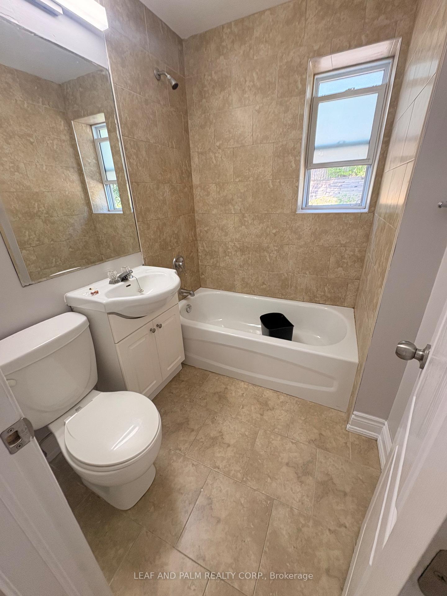 Photo 5 of Unit 8, 31 Huron Heights Drive, Newmarket, Huron Heights-Leslie Valley — HOMEH