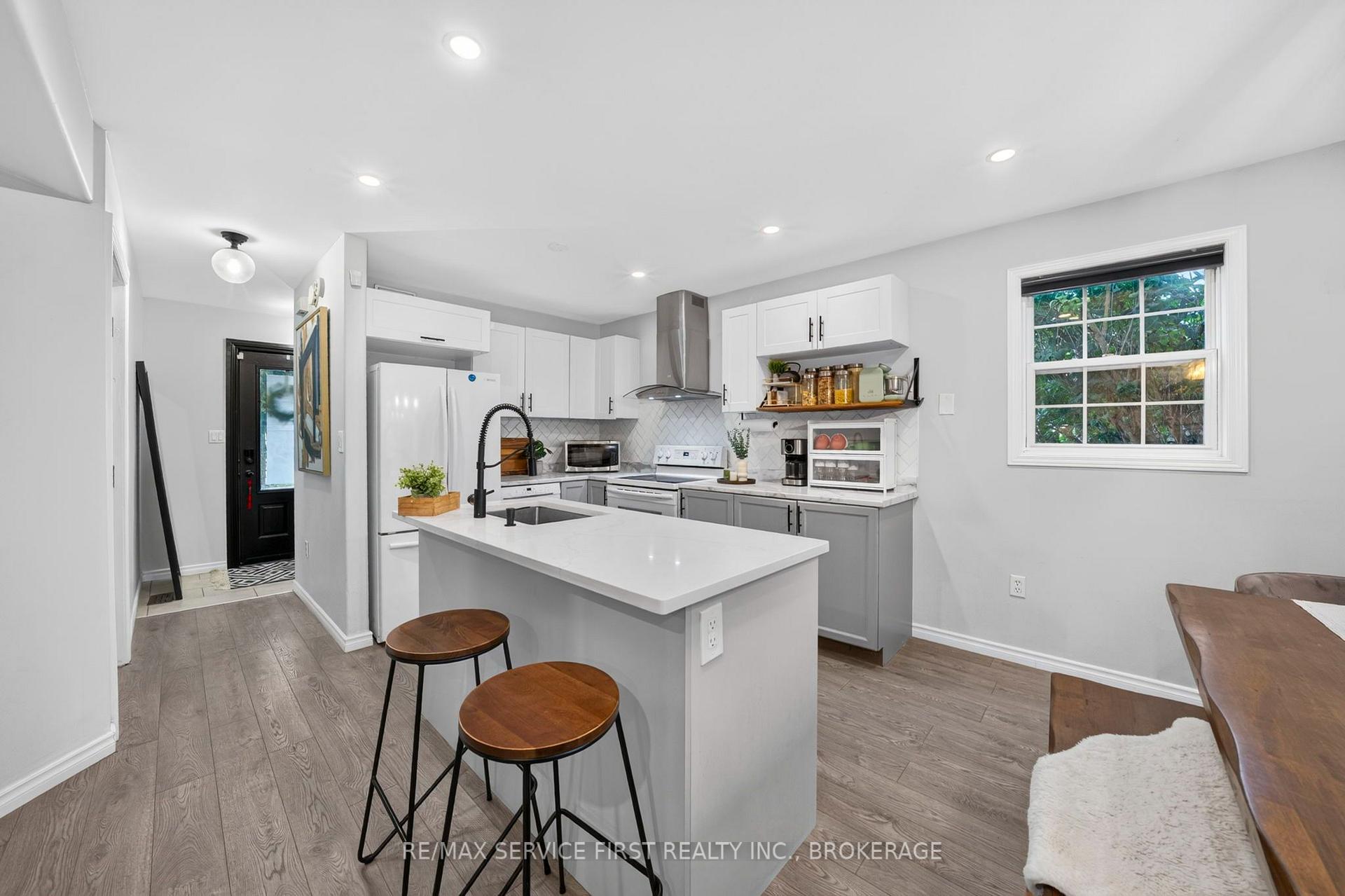 Photo 4 of 1362 Thornwood Crescent, Kingston, City Northwest — HOMEH