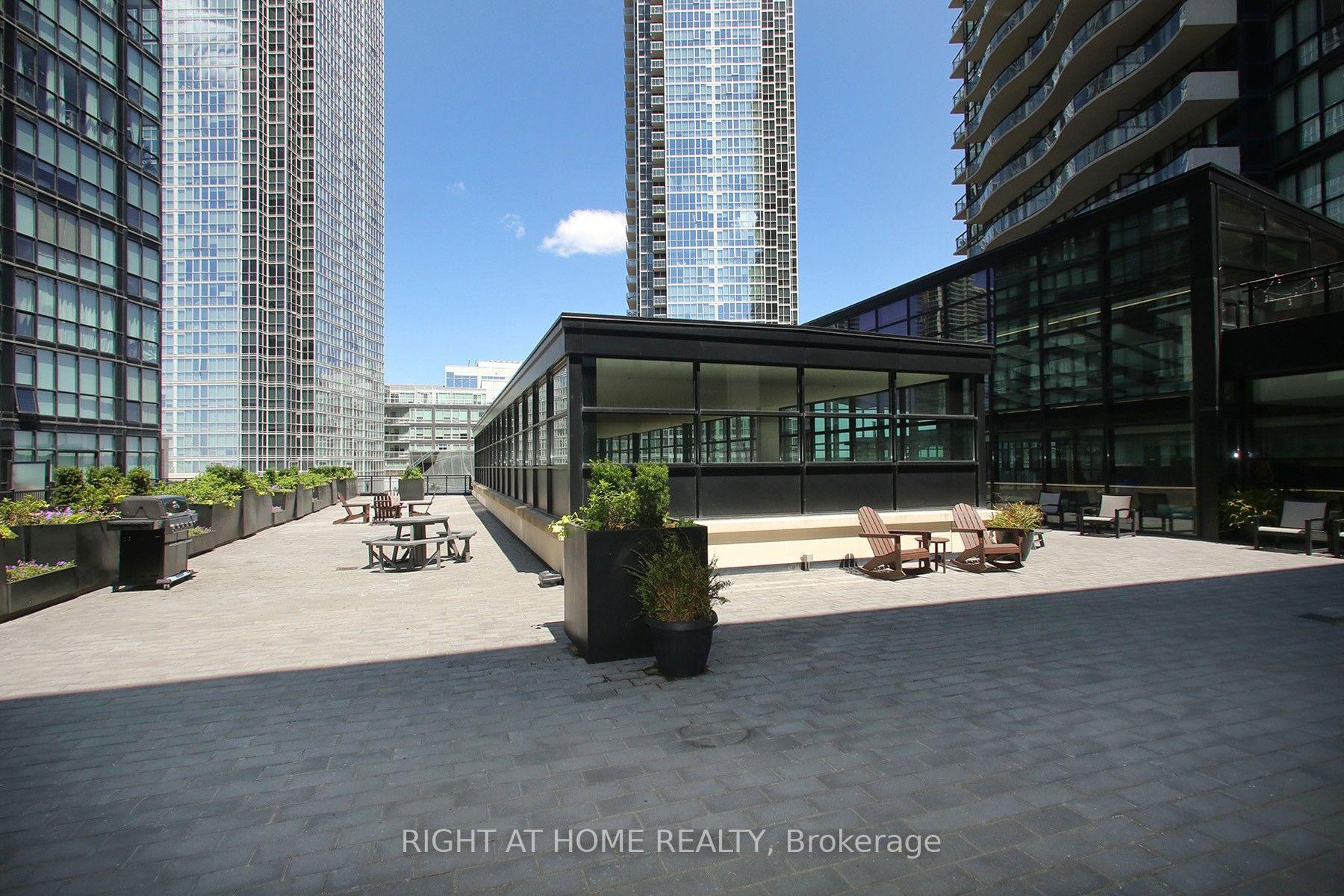 Photo 4 of Unit 312, 2910 Highway No, 7 Road, Vaughan, Concord — HOMEH