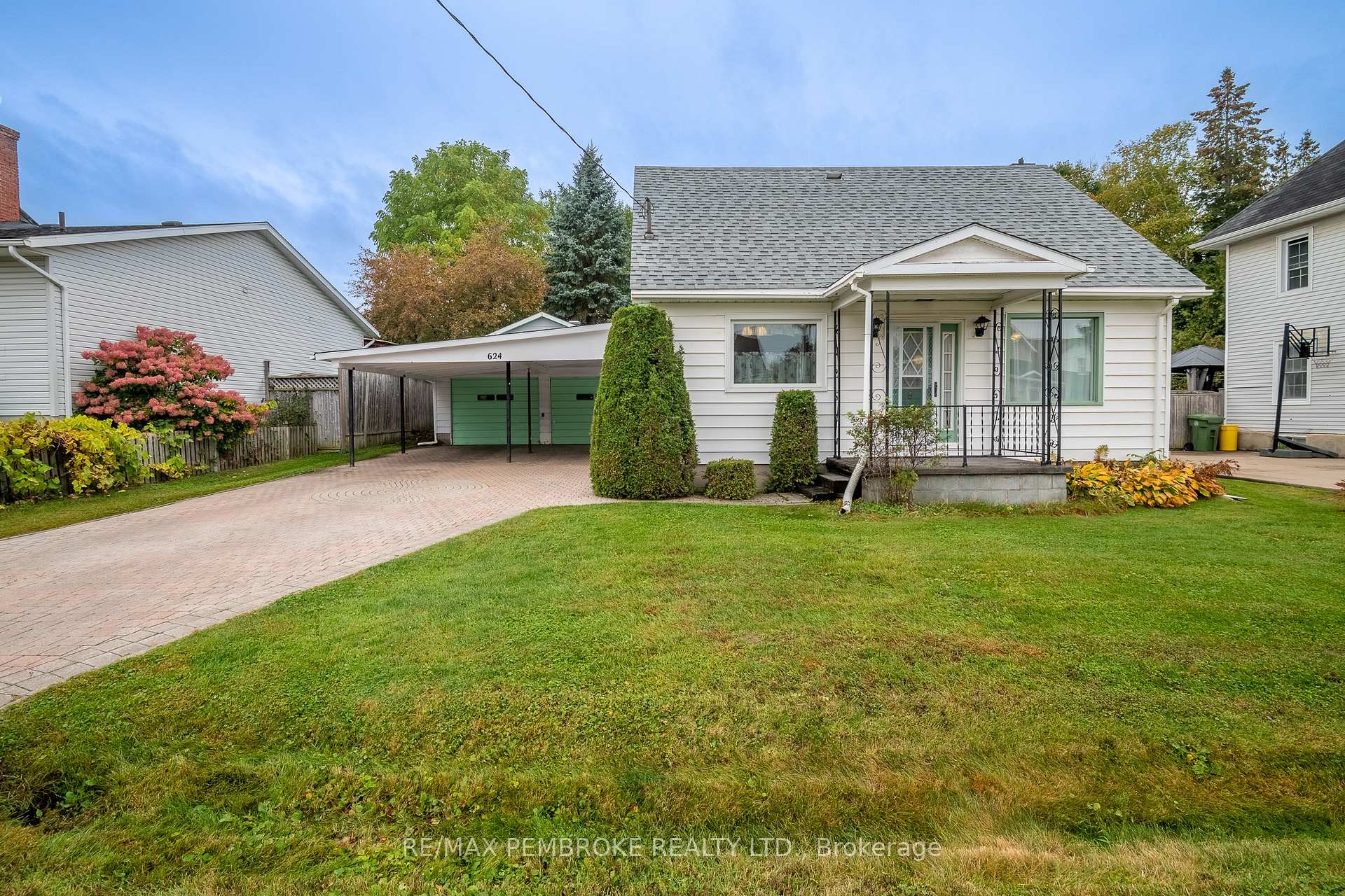 Front of 624 Hamilton Street W