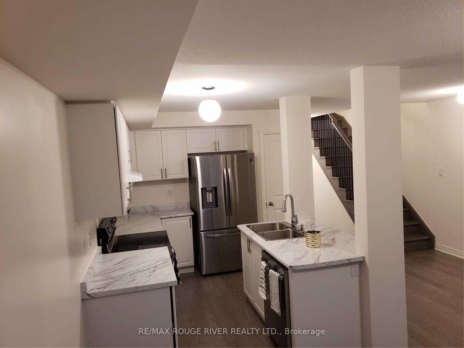 Photo 3 of 19 Caspian Square, Clarington, Bowmanville — HOMEH