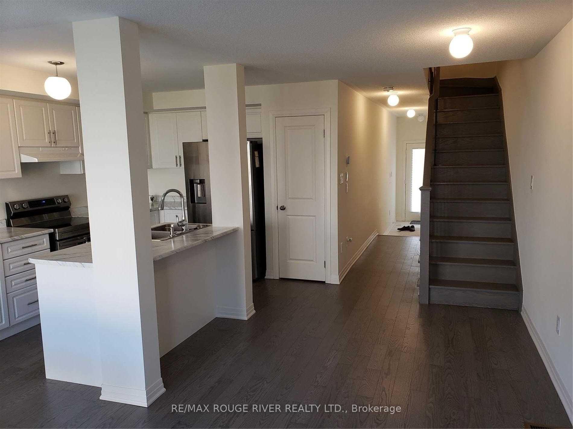 Photo 4 of 19 Caspian Square, Clarington, Bowmanville — HOMEH