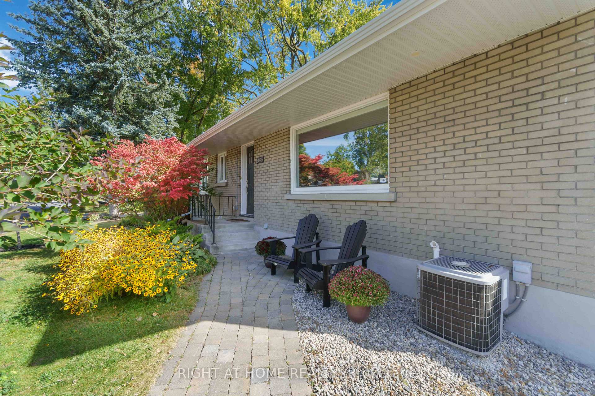 Photo 2 of 2045 Saville Row, Ottawa, Carlingwood — HOMEH