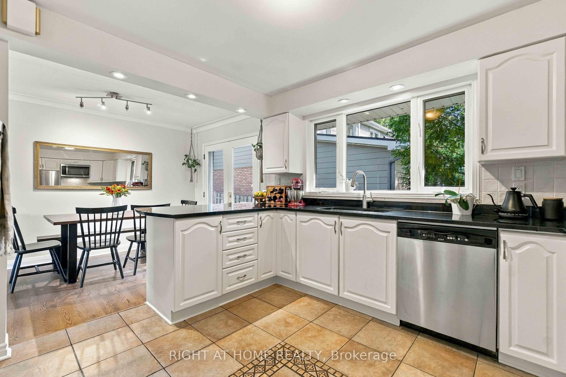 Photo 10 of 2045 Saville Row, Ottawa, Carlingwood — HOMEH