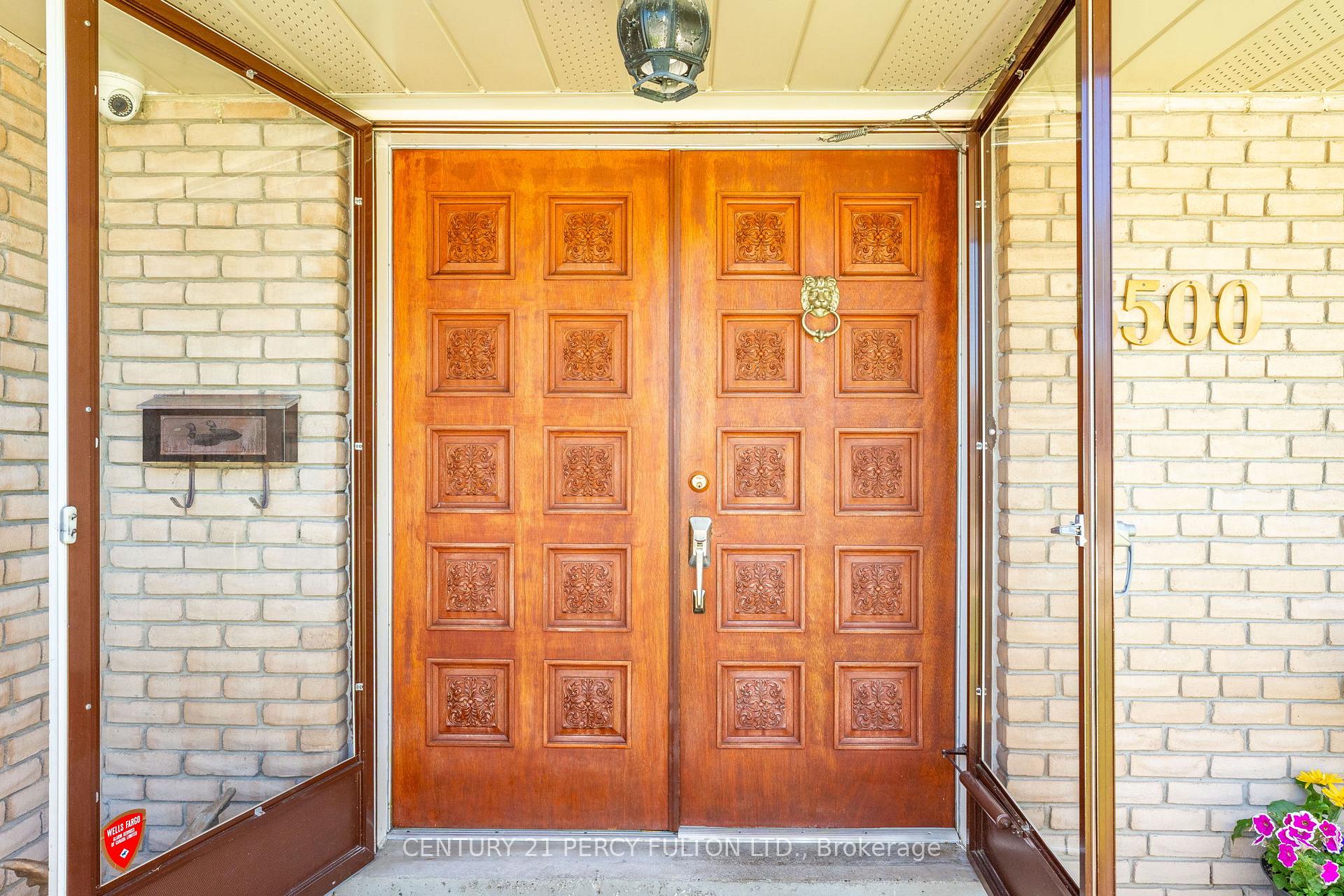 Photo 2 of 3500 Silverplains Drive, Mississauga, Applewood — HOMEH