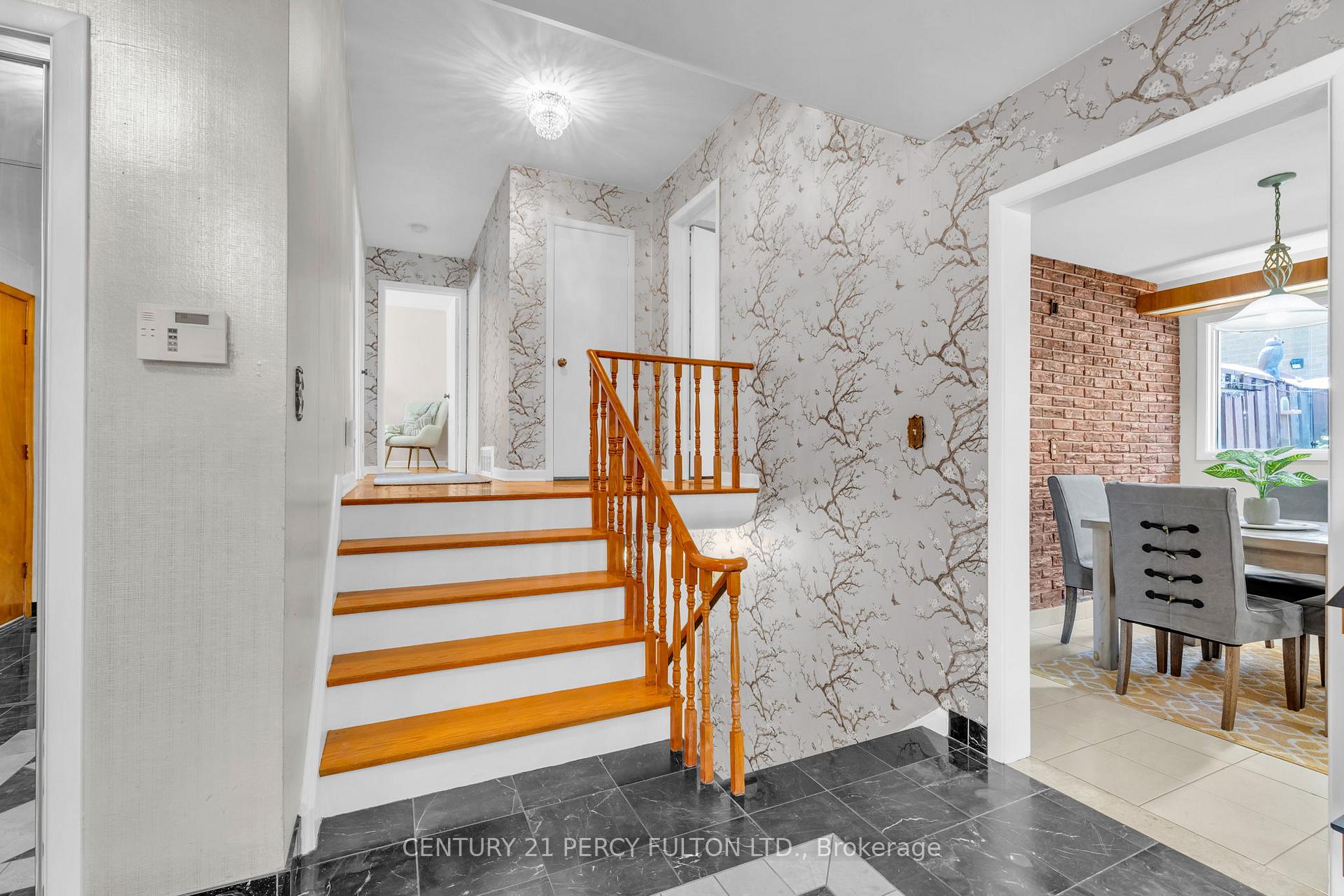 Photo 4 of 3500 Silverplains Drive, Mississauga, Applewood — HOMEH