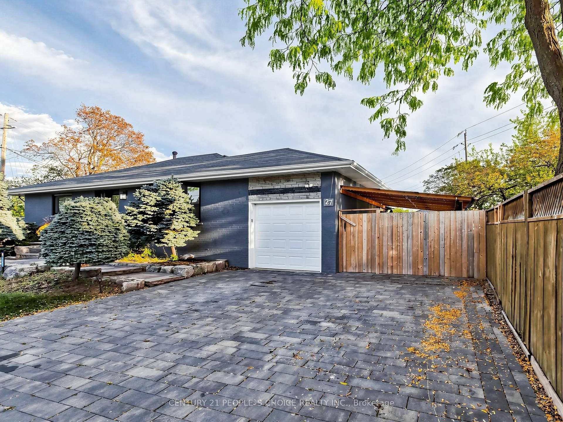 Photo 2 of 27 Matlock Avenue, Mississauga, Streetsville — HOMEH