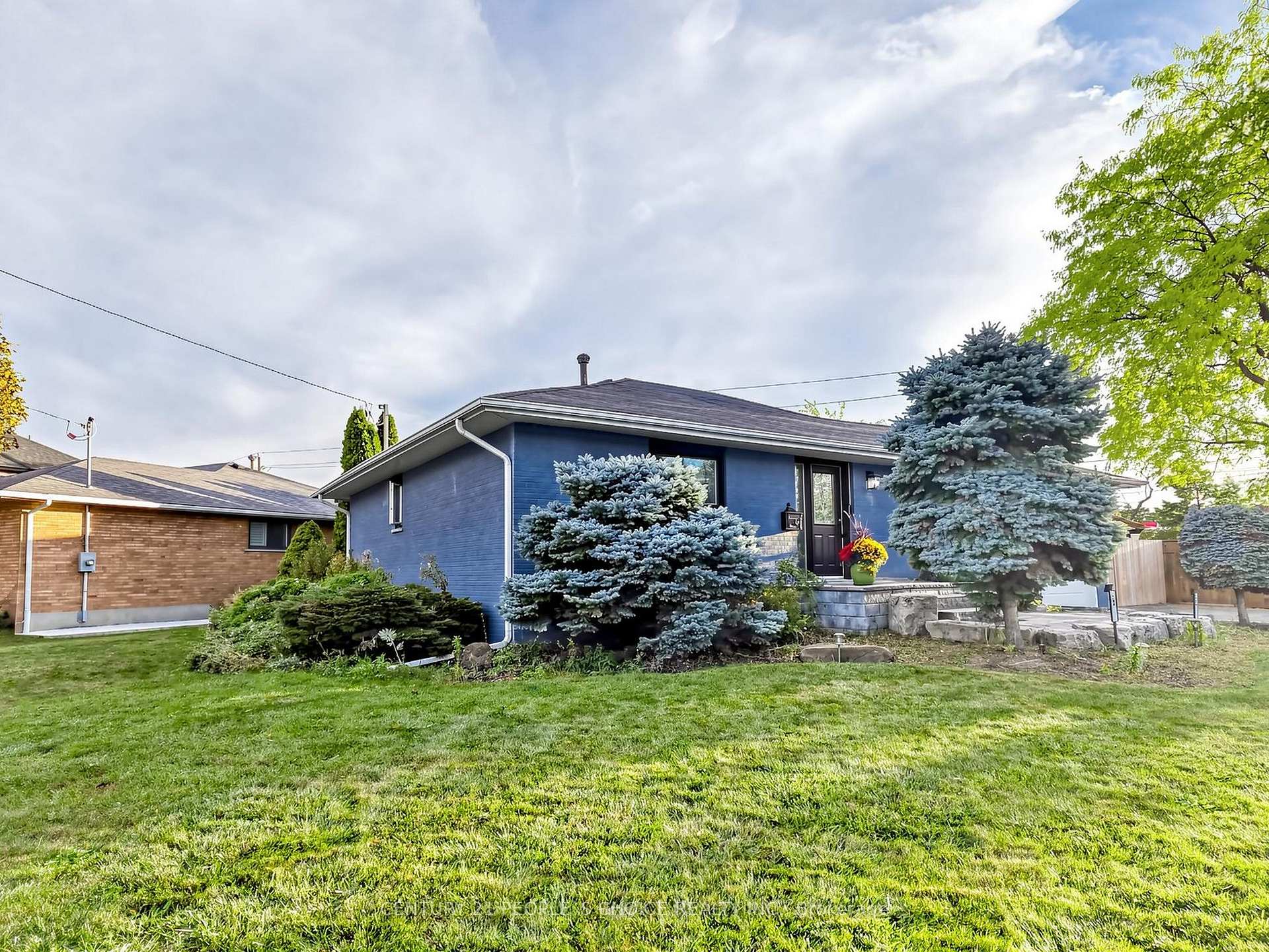 Photo 3 of 27 Matlock Avenue, Mississauga, Streetsville — HOMEH