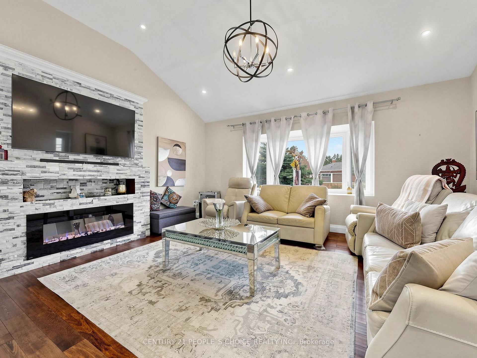 Photo 4 of 27 Matlock Avenue, Mississauga, Streetsville — HOMEH