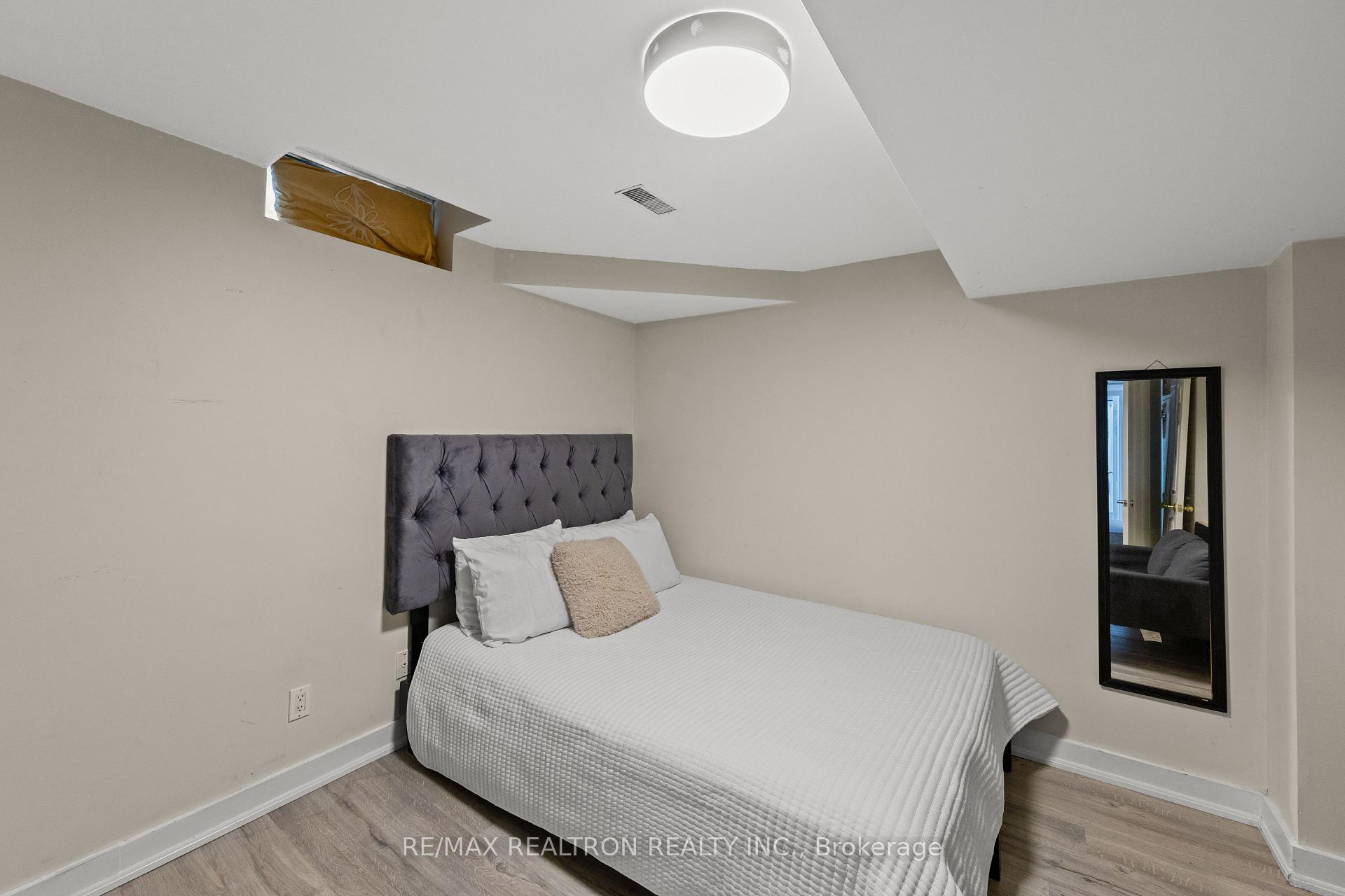 Photo 34 of 51 Chilmar Crescent, Vaughan, Uplands — HOMEH