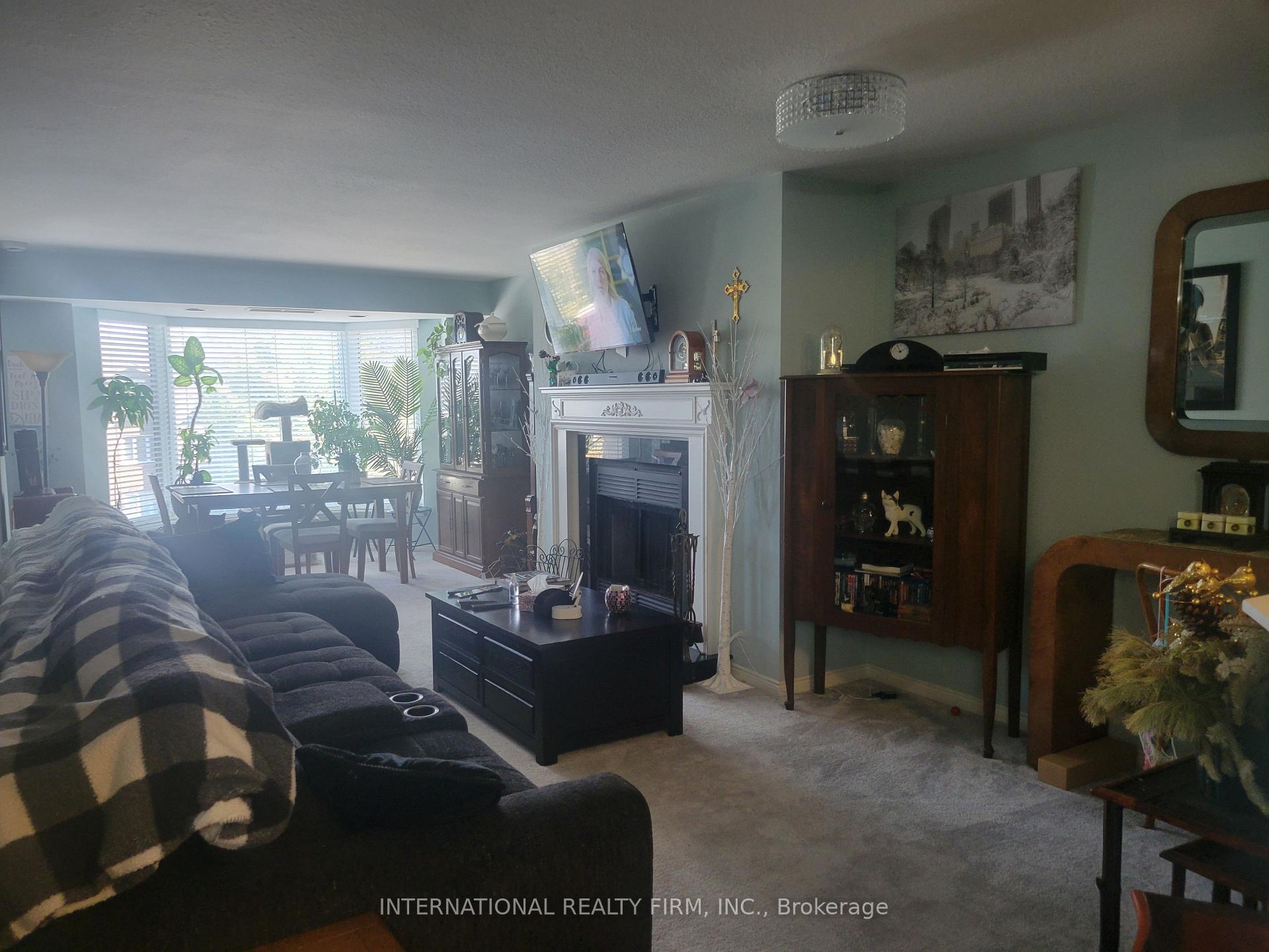 Photo 4 of Unit 310, 85 Wellington Street W, Aurora, Aurora Village — HOMEH