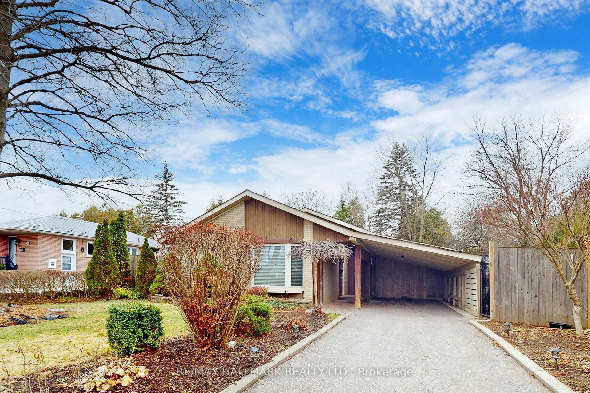 Photo 1 of 16 Knowles Crescent, Aurora, Aurora Heights — HOMEH