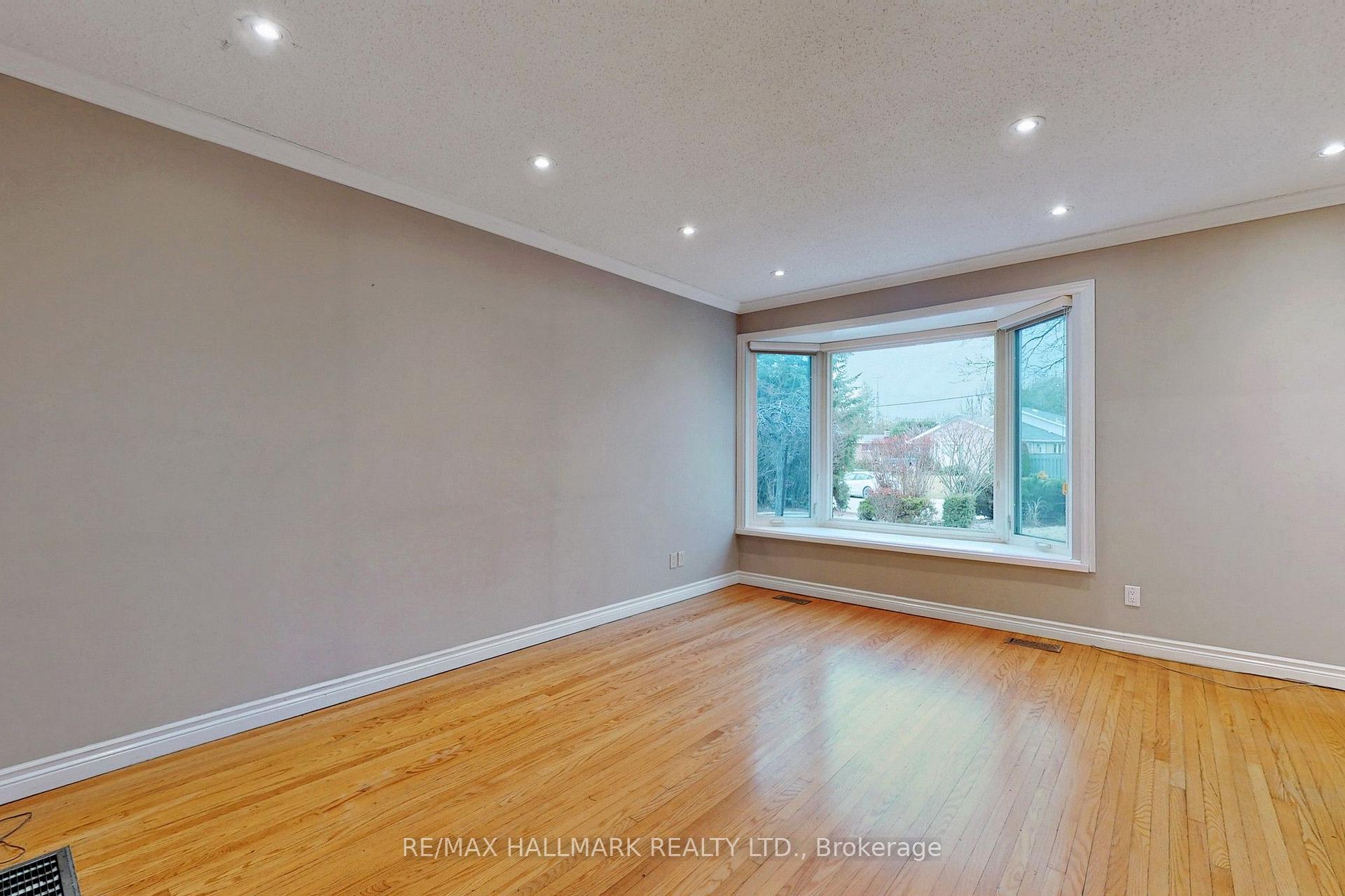 Photo 3 of 16 Knowles Crescent, Aurora, Aurora Heights — HOMEH