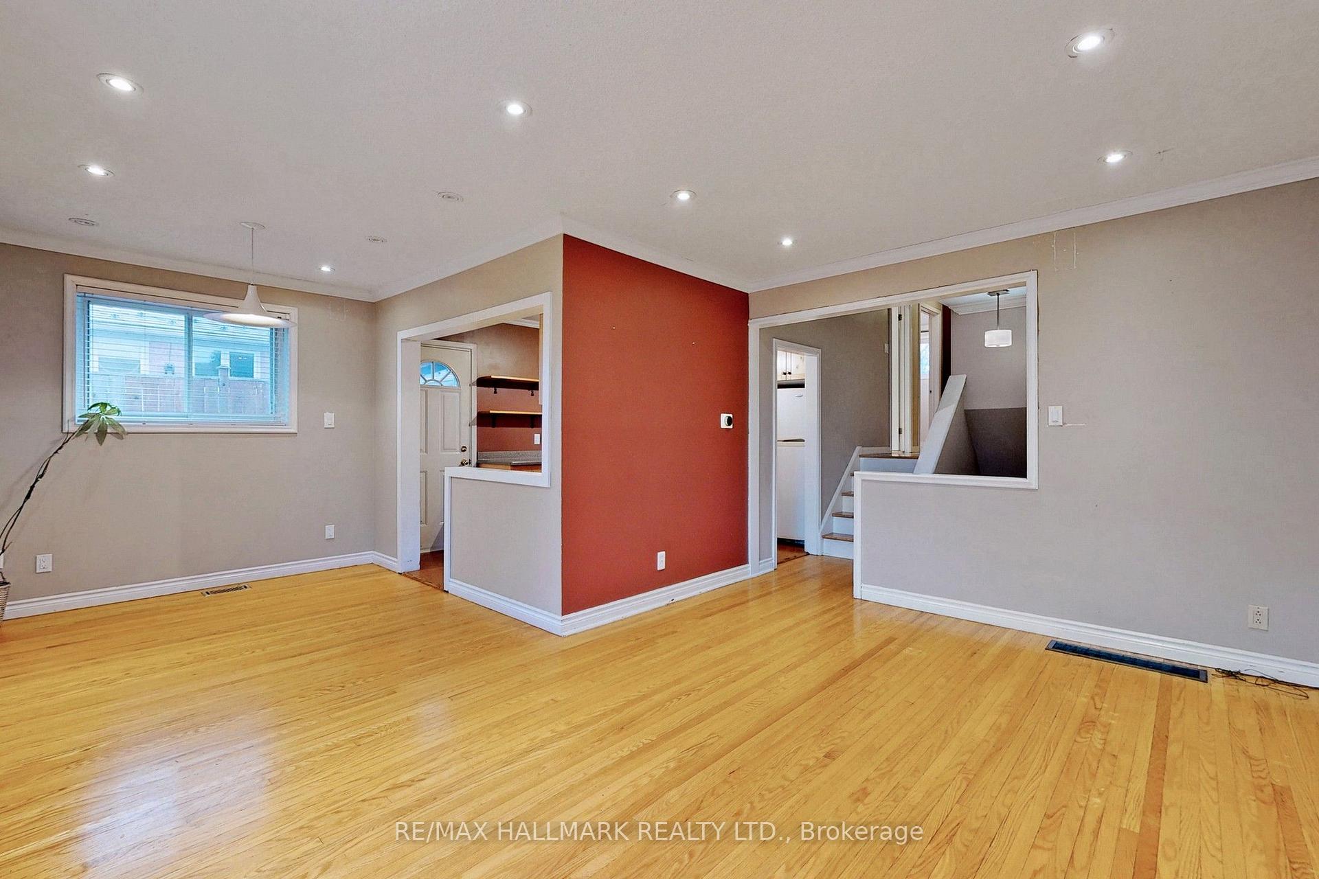 Photo 4 of 16 Knowles Crescent, Aurora, Aurora Heights — HOMEH