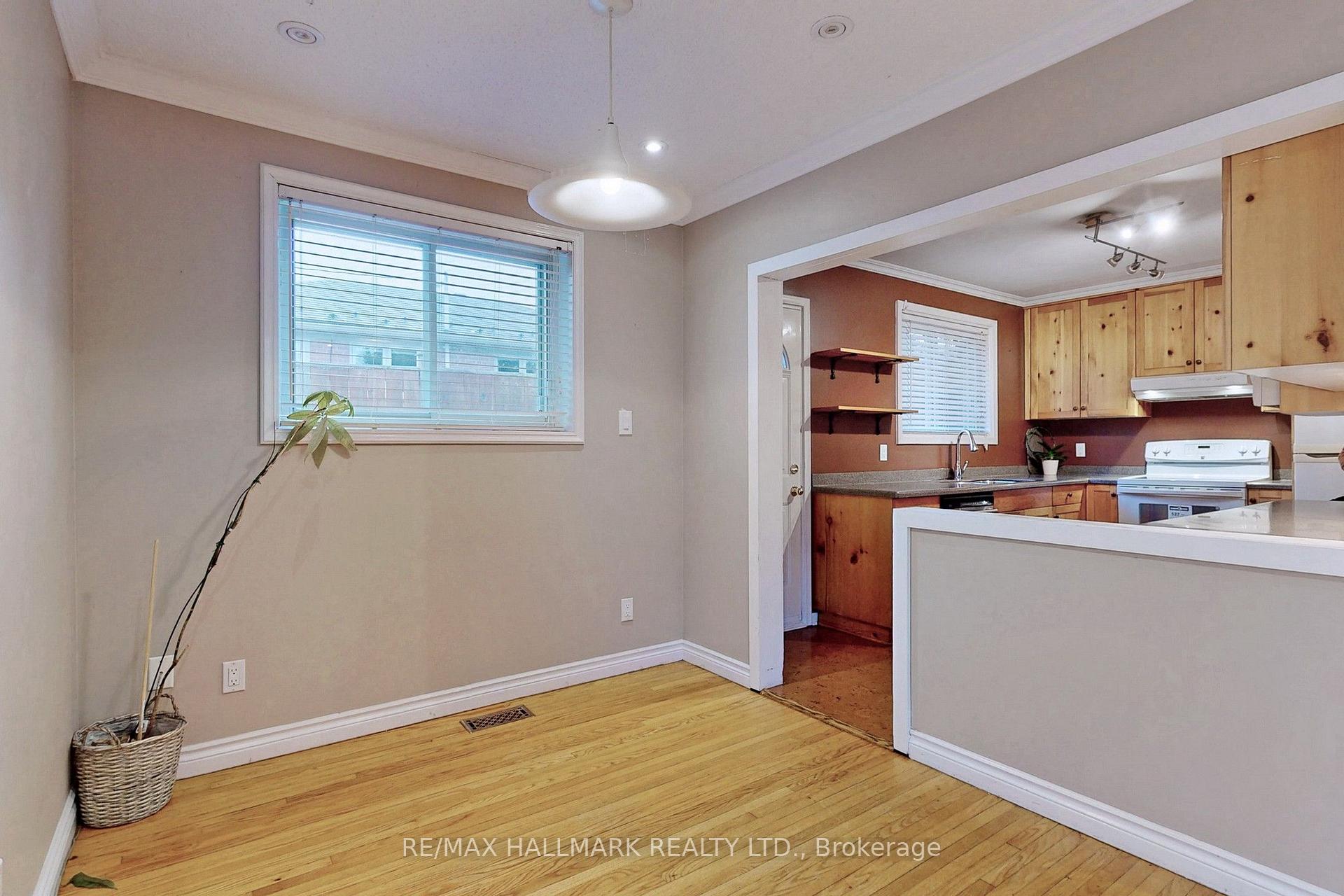 Photo 7 of 16 Knowles Crescent, Aurora, Aurora Heights — HOMEH