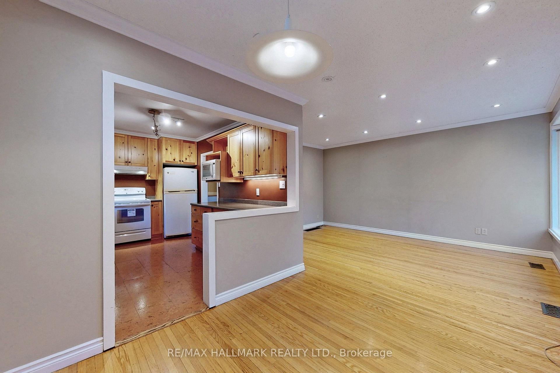 Photo 8 of 16 Knowles Crescent, Aurora, Aurora Heights — HOMEH