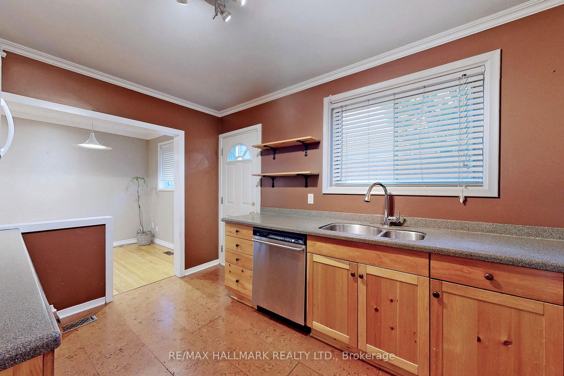 Photo 9 of 16 Knowles Crescent, Aurora, Aurora Heights — HOMEH