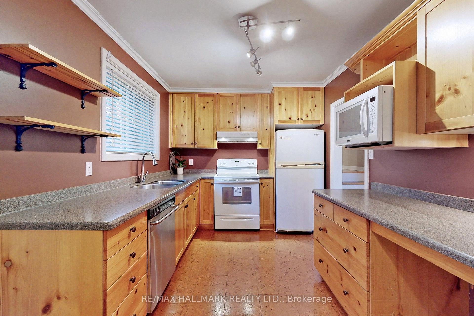 Photo 11 of 16 Knowles Crescent, Aurora, Aurora Heights — HOMEH