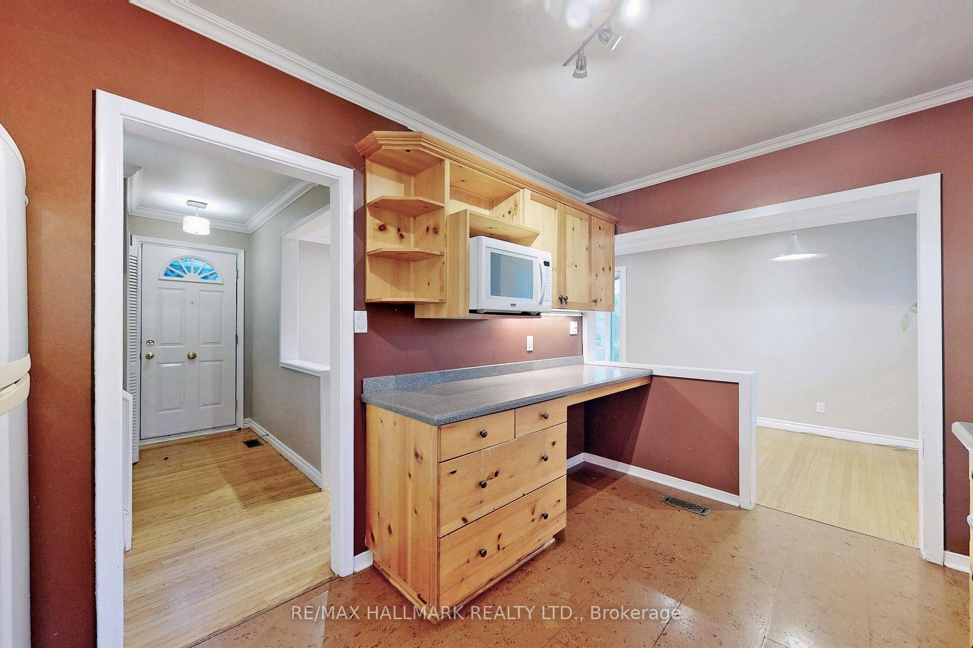 Photo 12 of 16 Knowles Crescent, Aurora, Aurora Heights — HOMEH