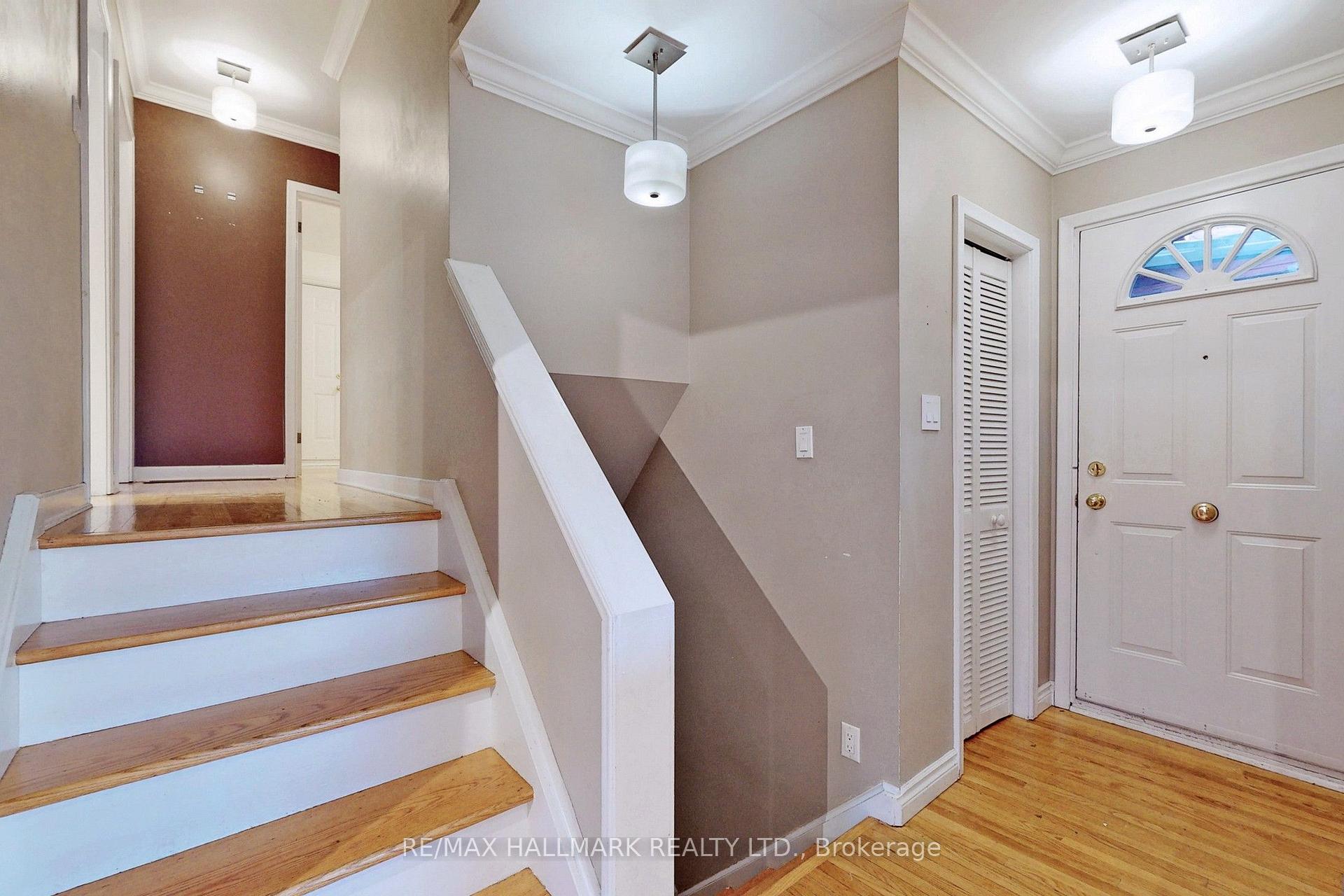 Photo 13 of 16 Knowles Crescent, Aurora, Aurora Heights — HOMEH