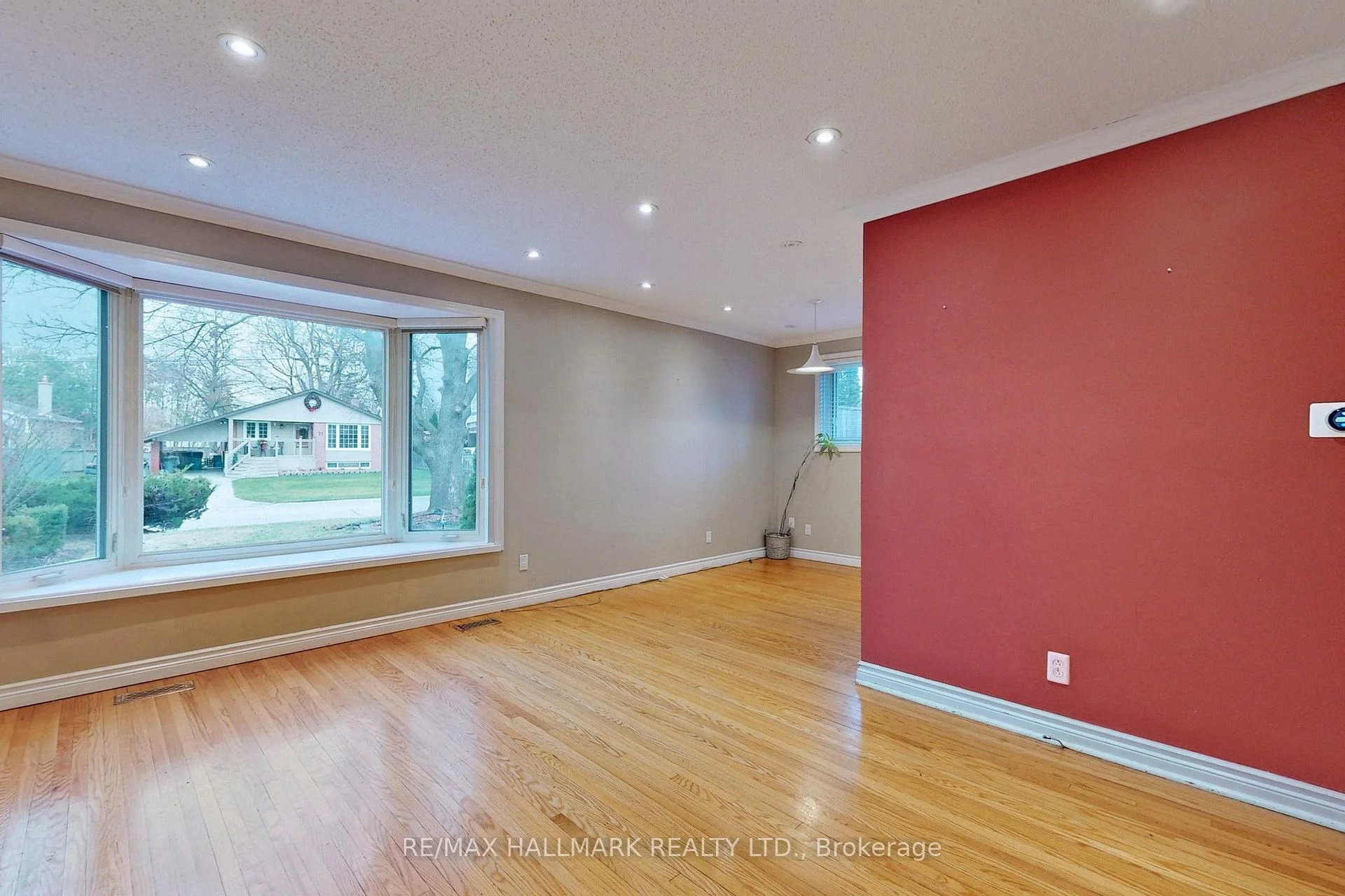 Photo 5 of 16 Knowles Crescent, Aurora, Aurora Heights — HOMEH