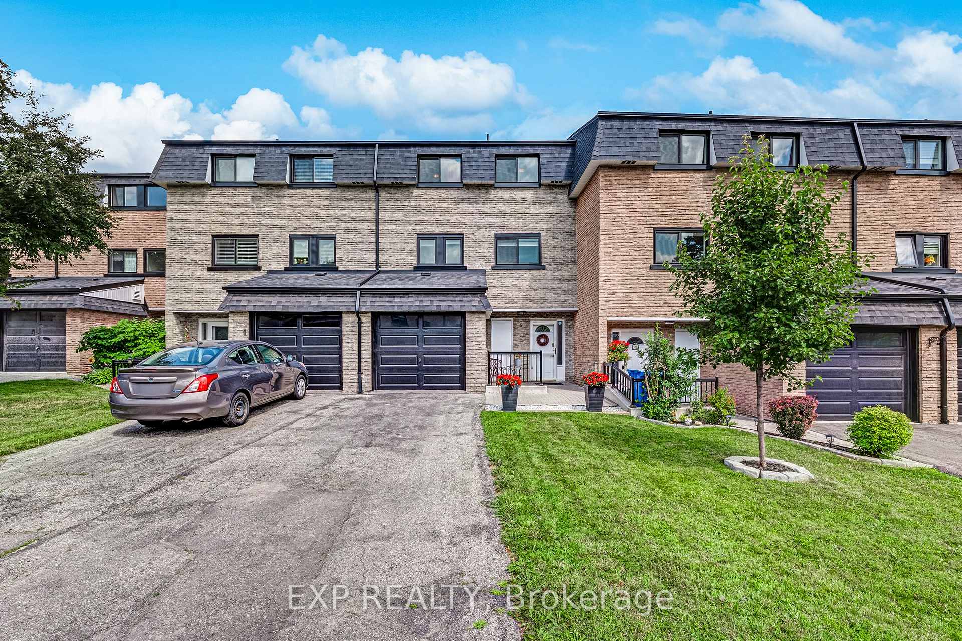 Photo 2 of 6 Poplar Crescent, Aurora, Aurora Highlands — HOMEH