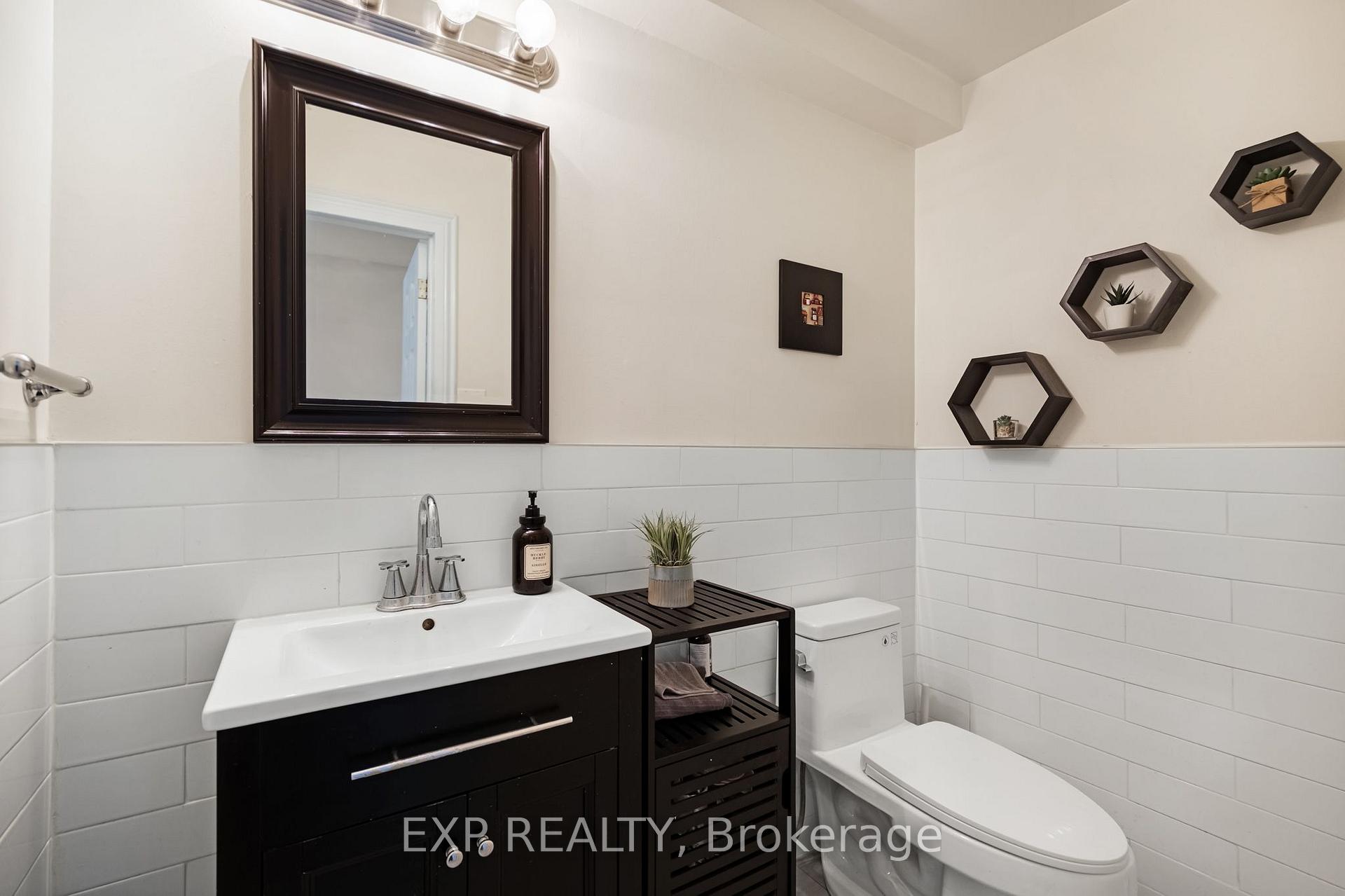 Photo 8 of 6 Poplar Crescent, Aurora, Aurora Highlands — HOMEH