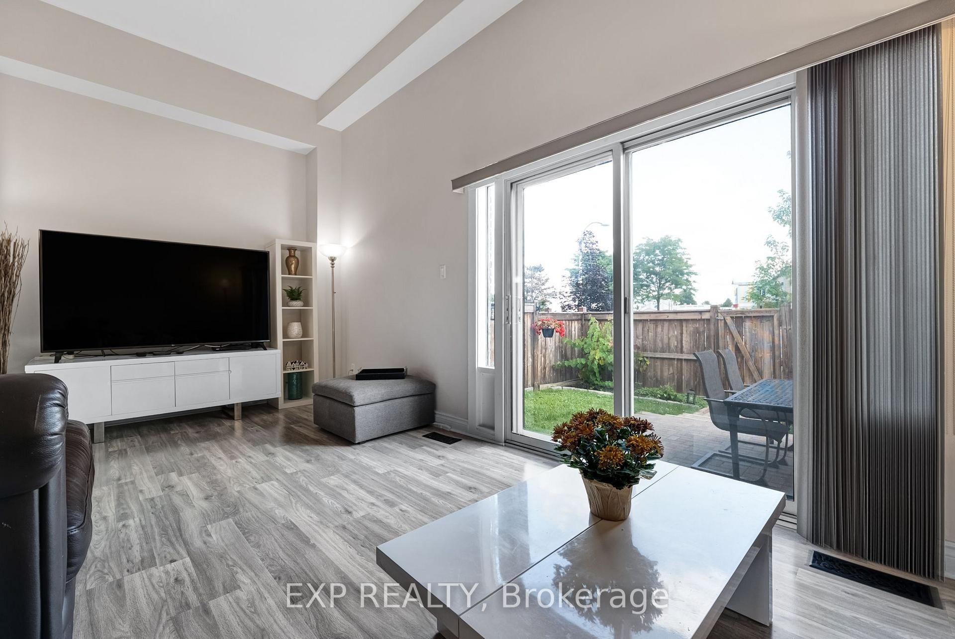 Photo 9 of 6 Poplar Crescent, Aurora, Aurora Highlands — HOMEH