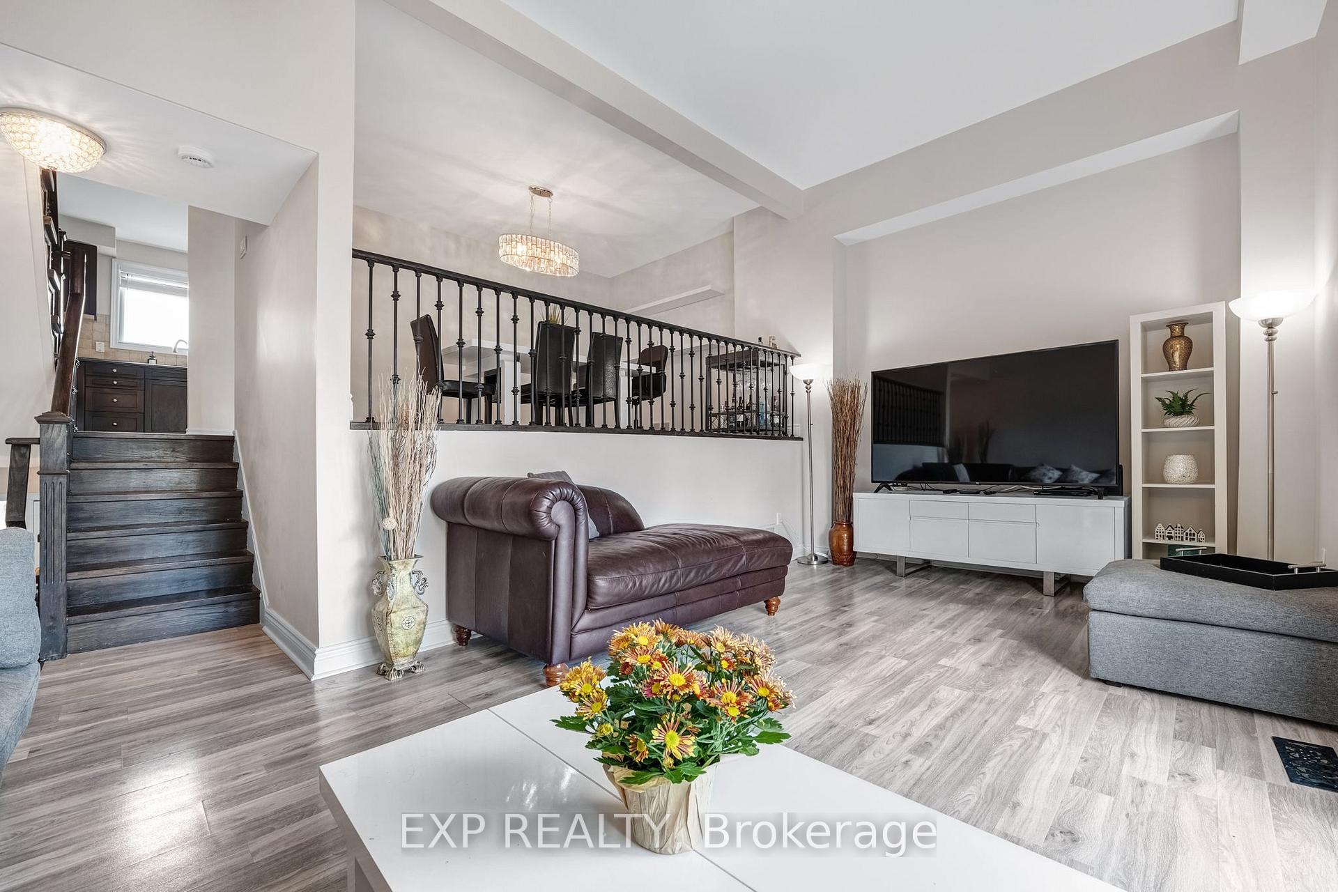 Photo 10 of 6 Poplar Crescent, Aurora, Aurora Highlands — HOMEH