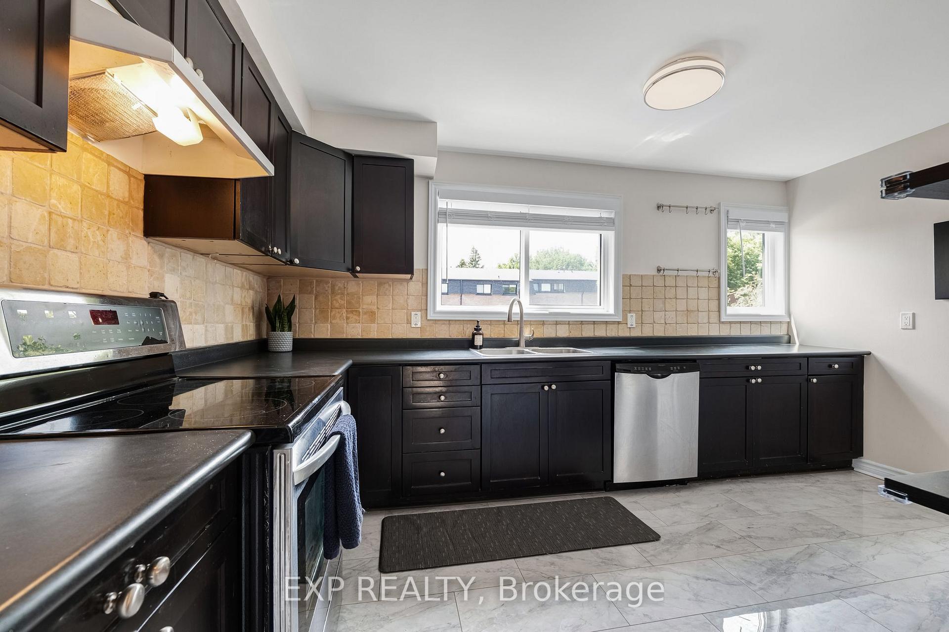 Photo 16 of 6 Poplar Crescent, Aurora, Aurora Highlands — HOMEH