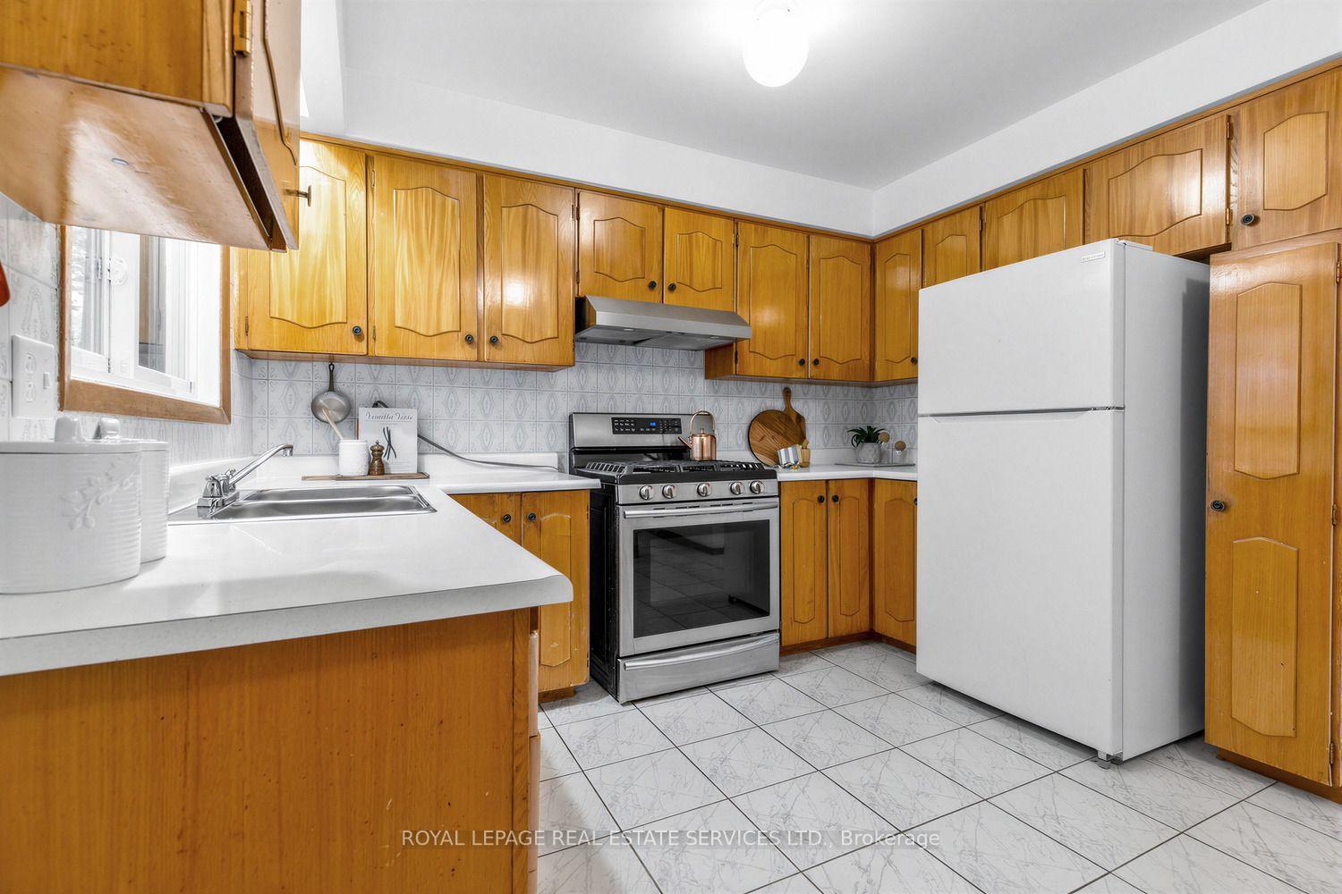 Photo 15 of 39 Albertus Avenue, Toronto, Lawrence Park South — HOMEH