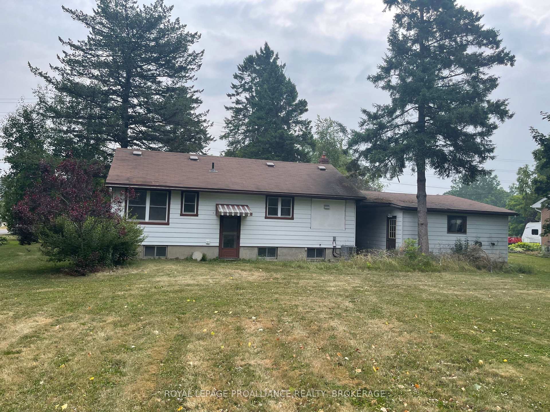 Photo 3 of 462 Coronation Boulevard, Loyalist, Amherstview — HOMEH