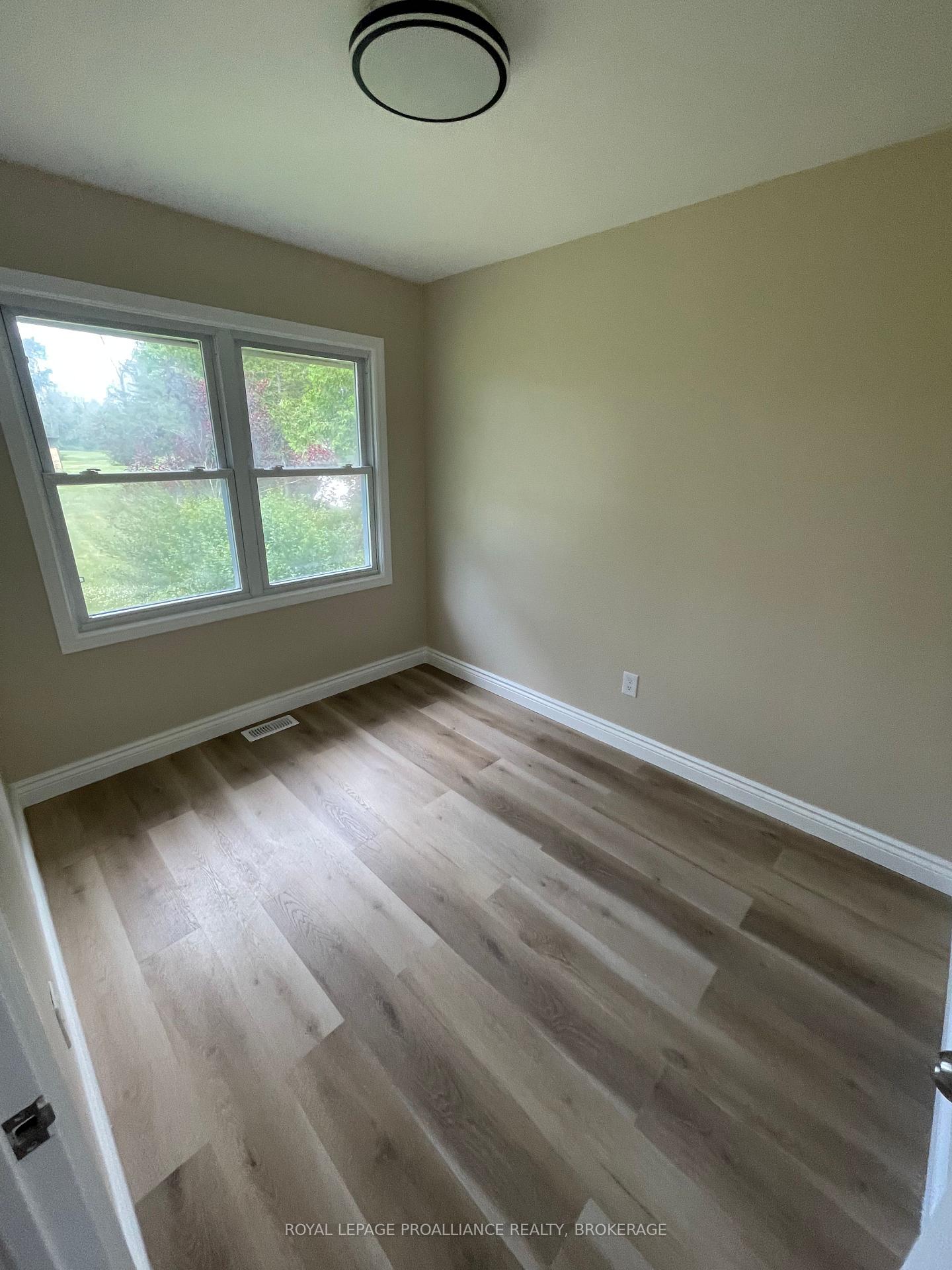 Photo 13 of 462 Coronation Boulevard, Loyalist, Amherstview — HOMEH